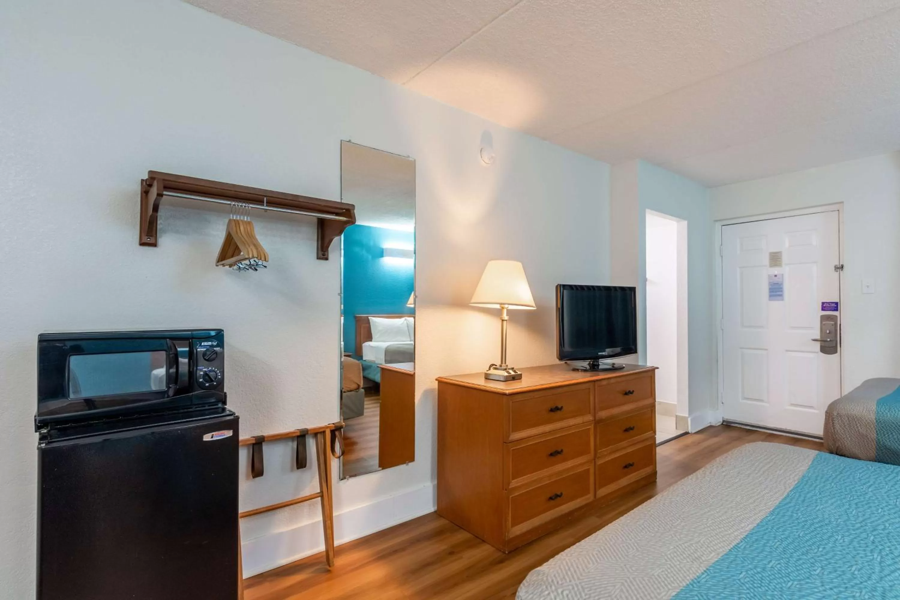 TV and multimedia, Bed in Motel 6-North Little Rock, AR - McCain