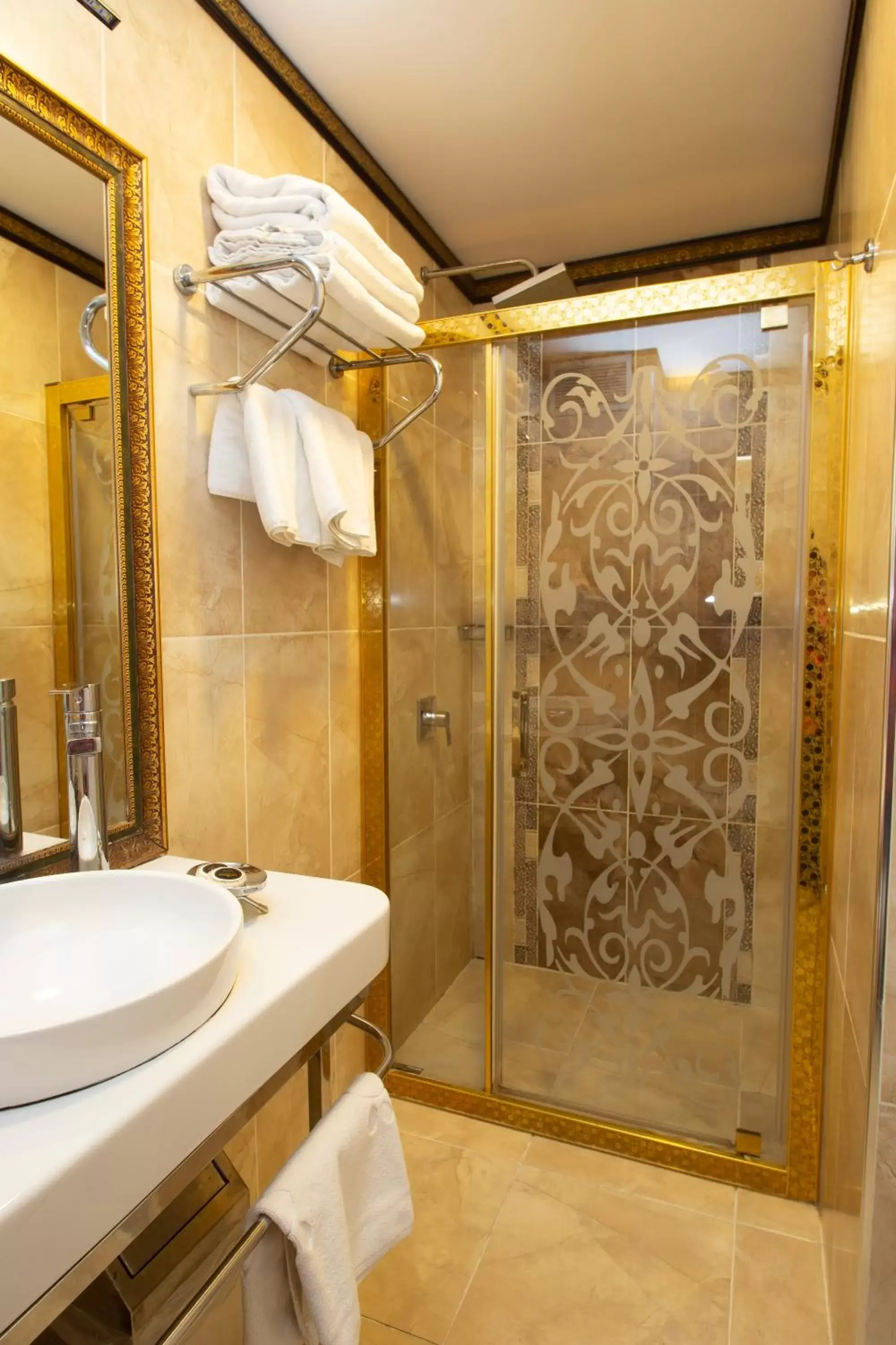Shower, Bathroom in Empire Suite Hotel
