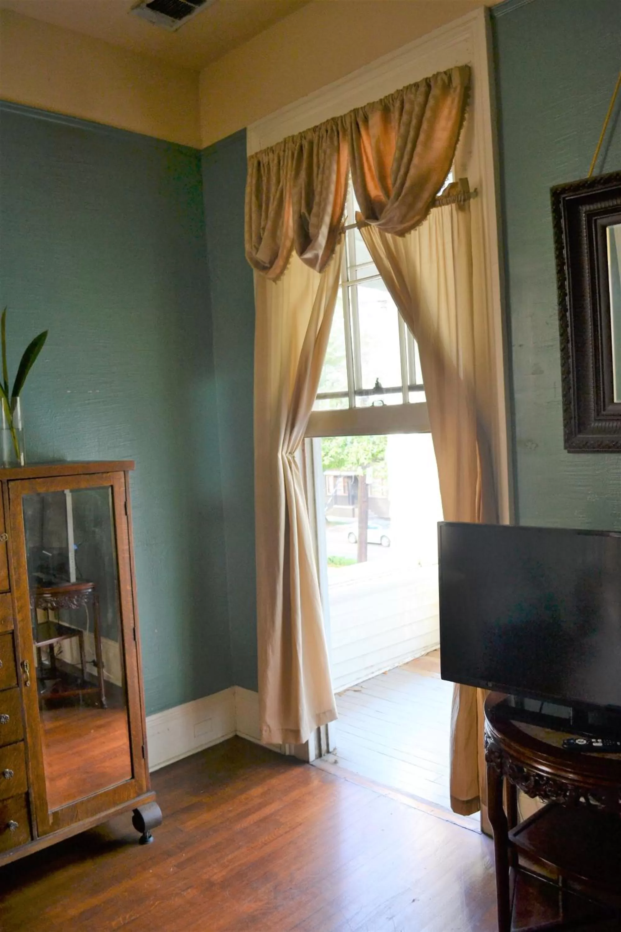 TV and multimedia, TV/Entertainment Center in Edgar Degas House Historic Home and Museum