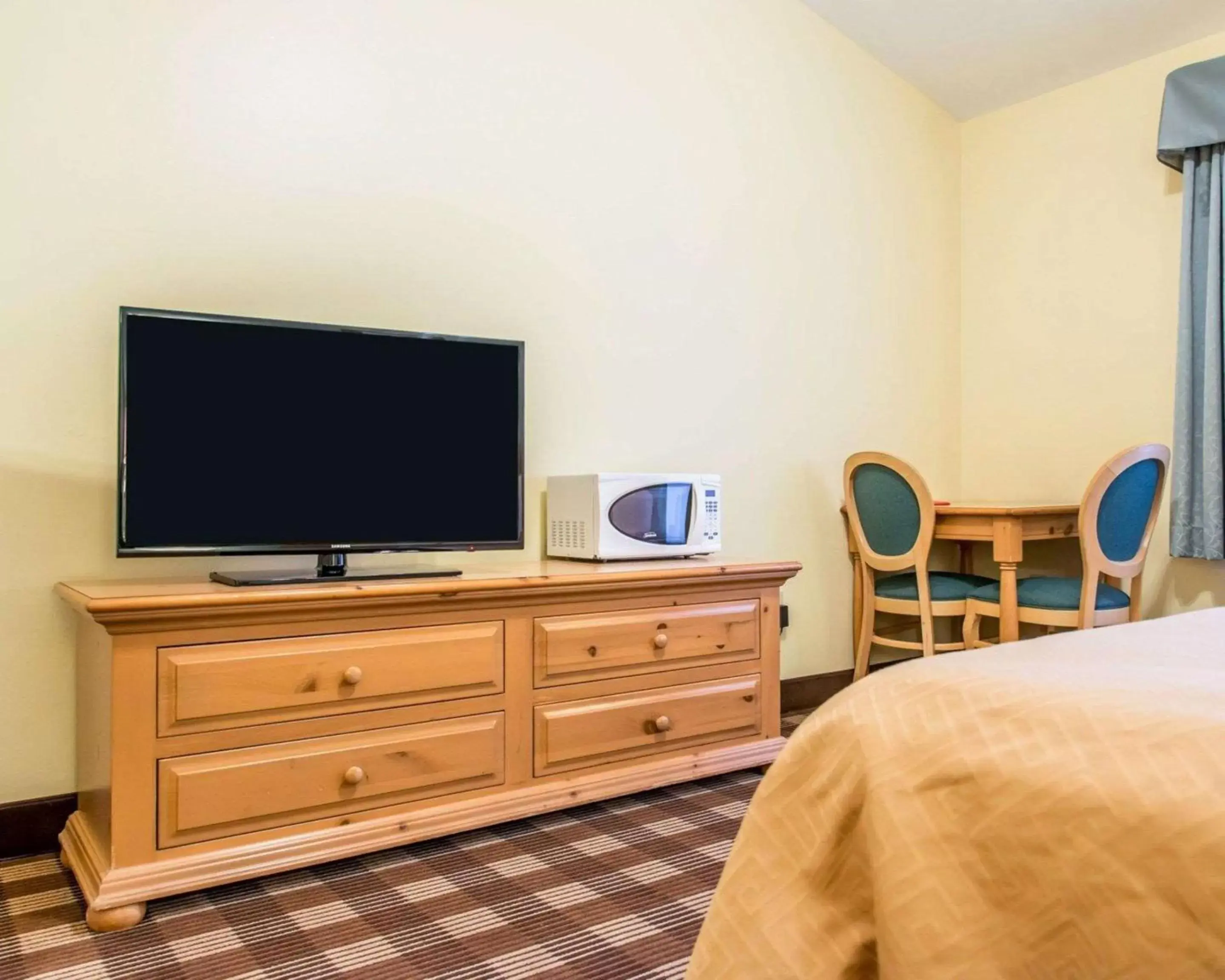 Photo of the whole room, TV/Entertainment Center in Econo Lodge Inn & Suites Eau Claire