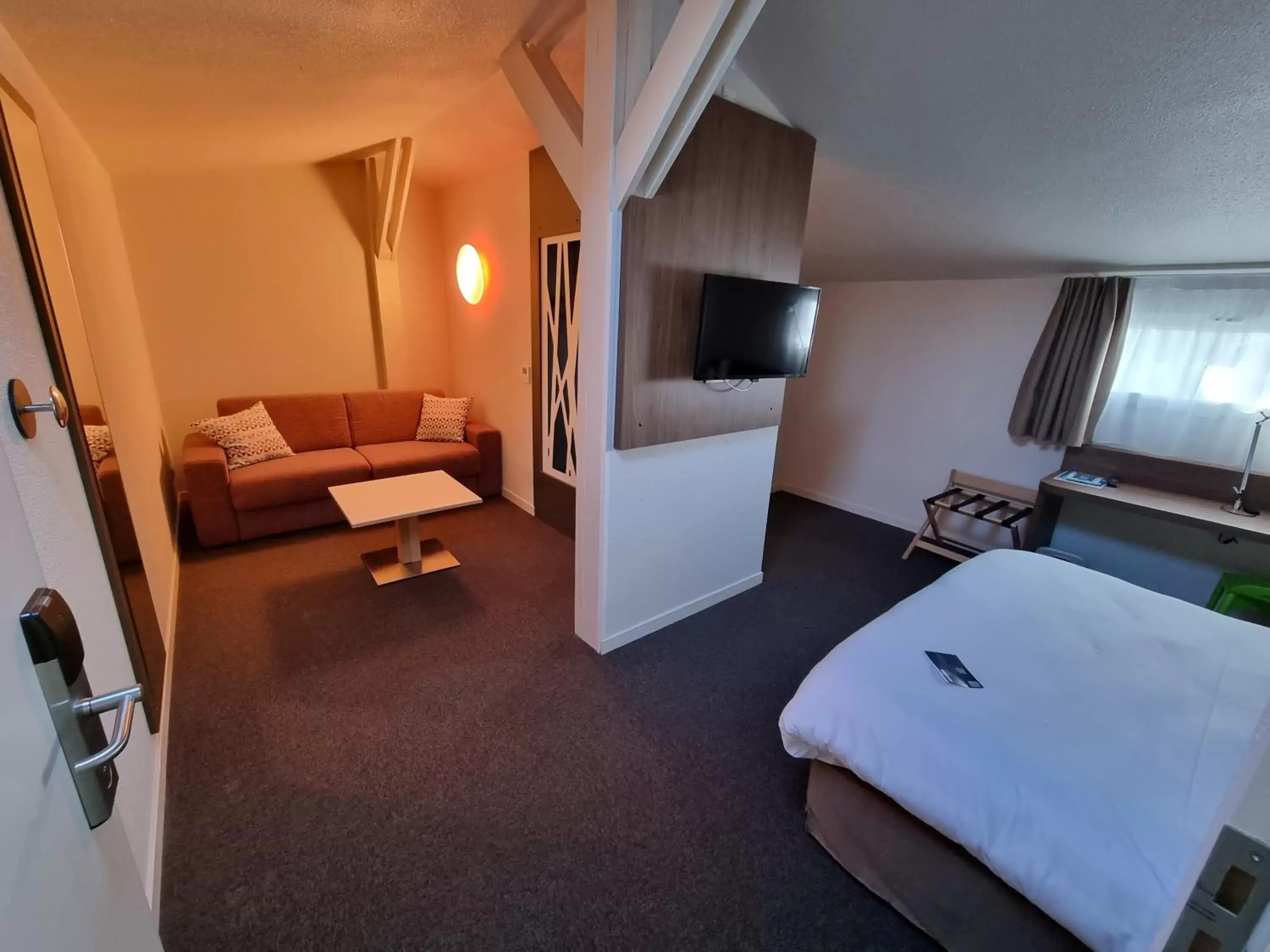 Living room, Bed in Campanile Toulouse - Blagnac Aéroport