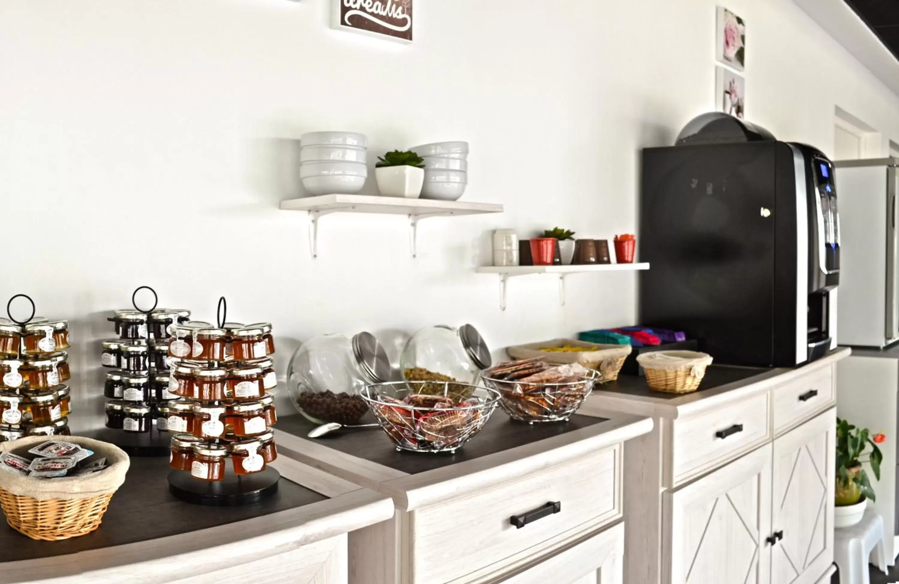 Continental breakfast, Kitchen/Kitchenette in Résidence Azurea