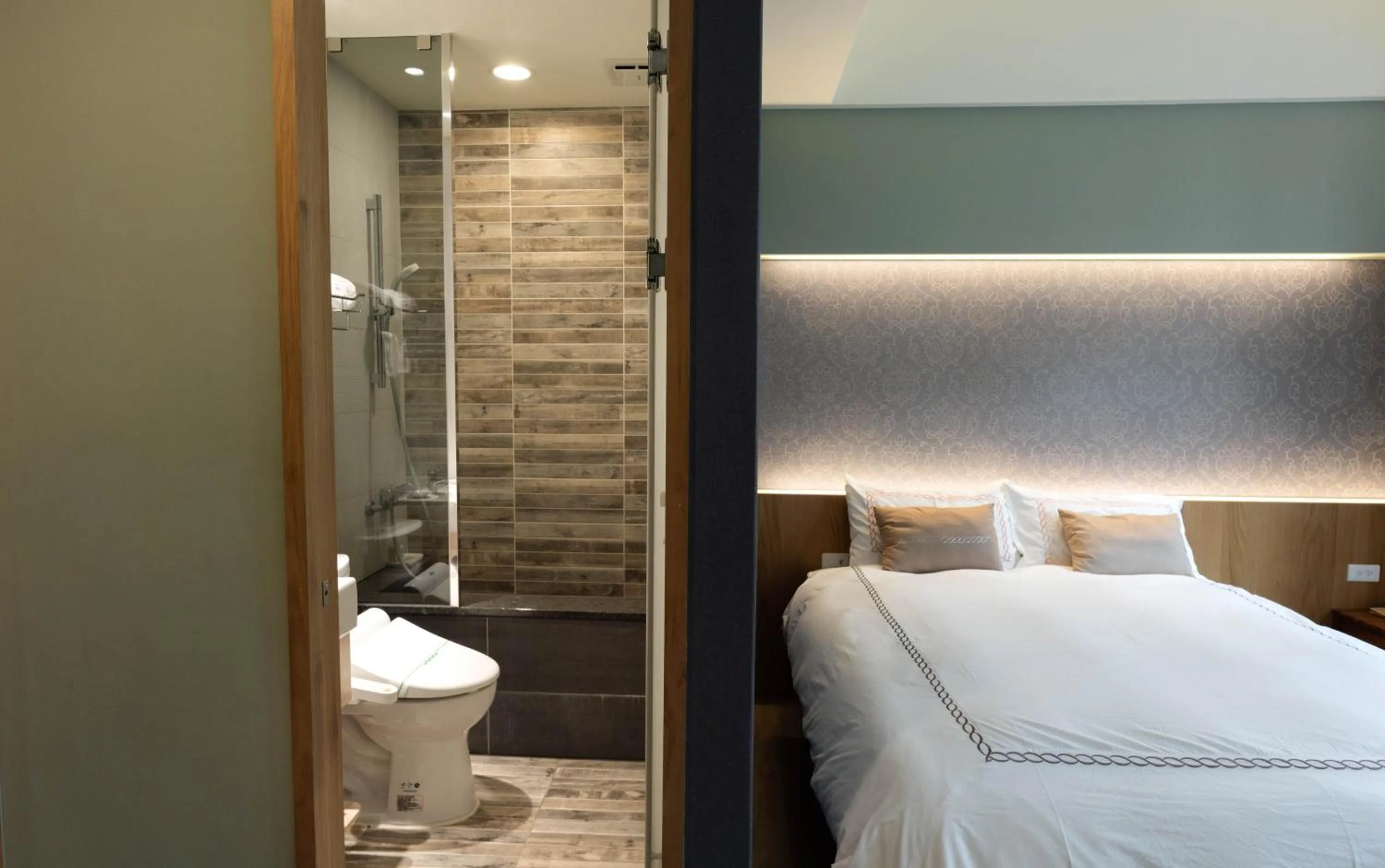 Bathroom, Bed in Tianli Hotel