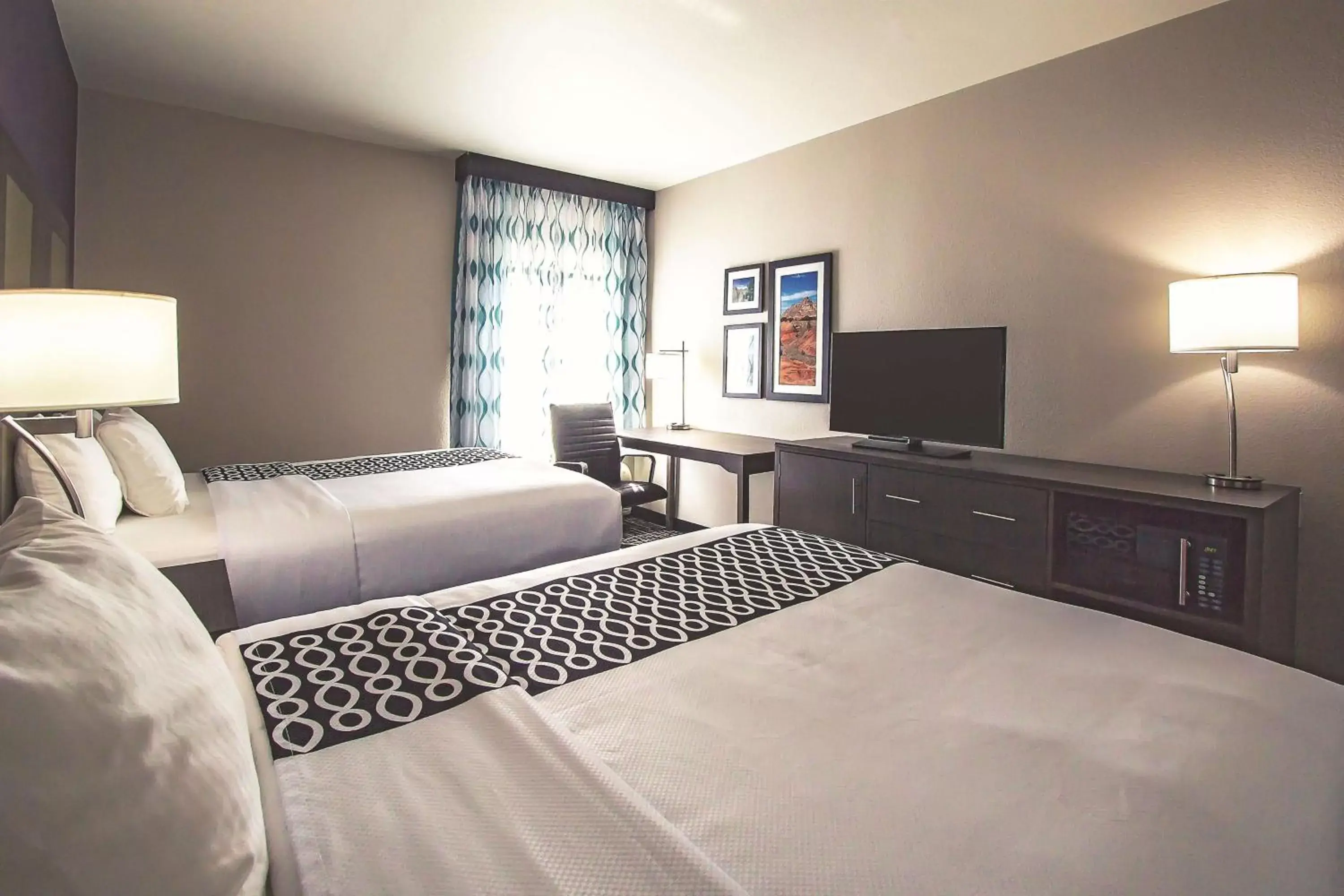 Photo of the whole room, Bed in La Quinta Inn & Suites by Wyndham Pampa