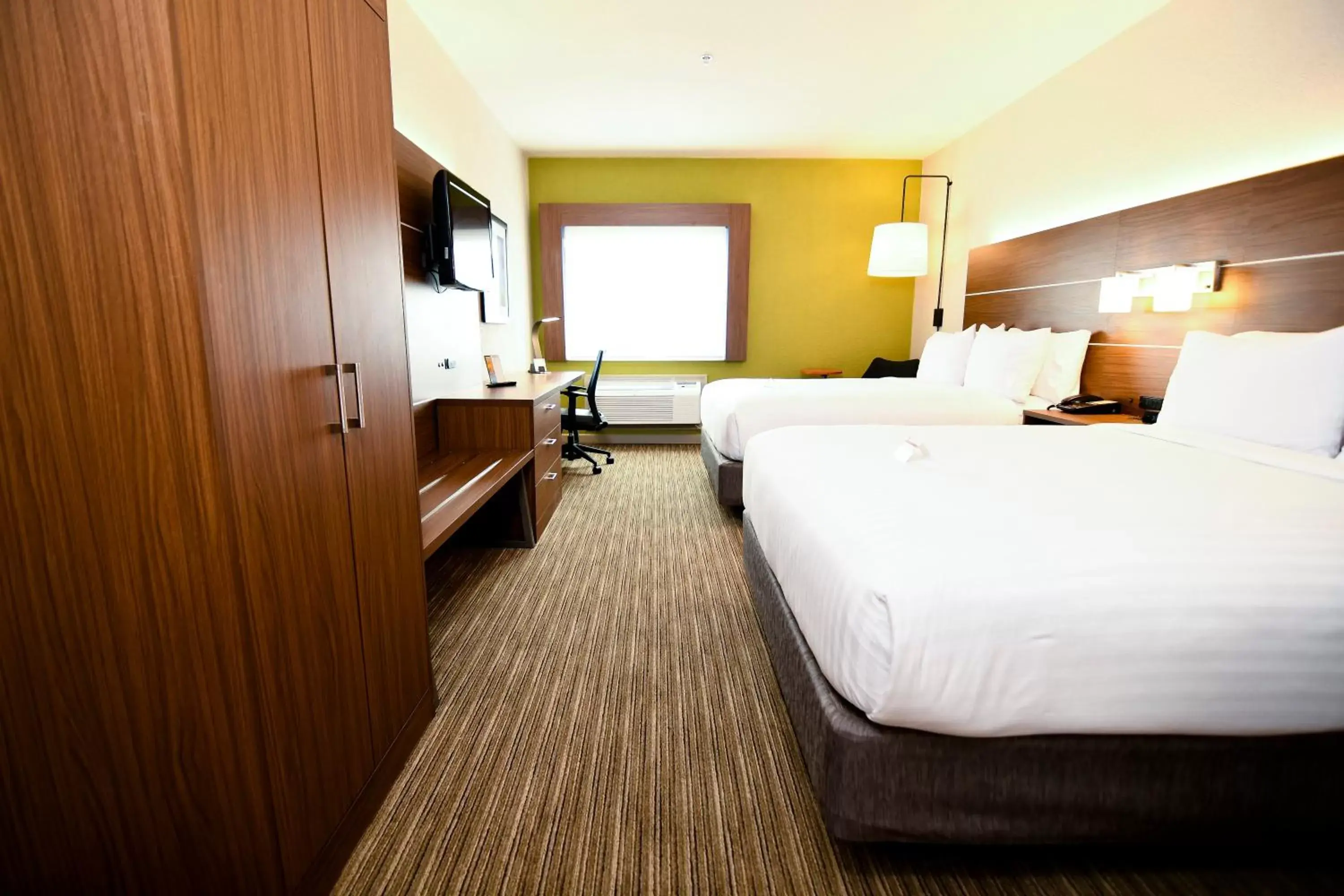 Photo of the whole room, Bed in Holiday Inn Express Hotel & Suites Port Clinton-Catawba Island, an IHG Hotel