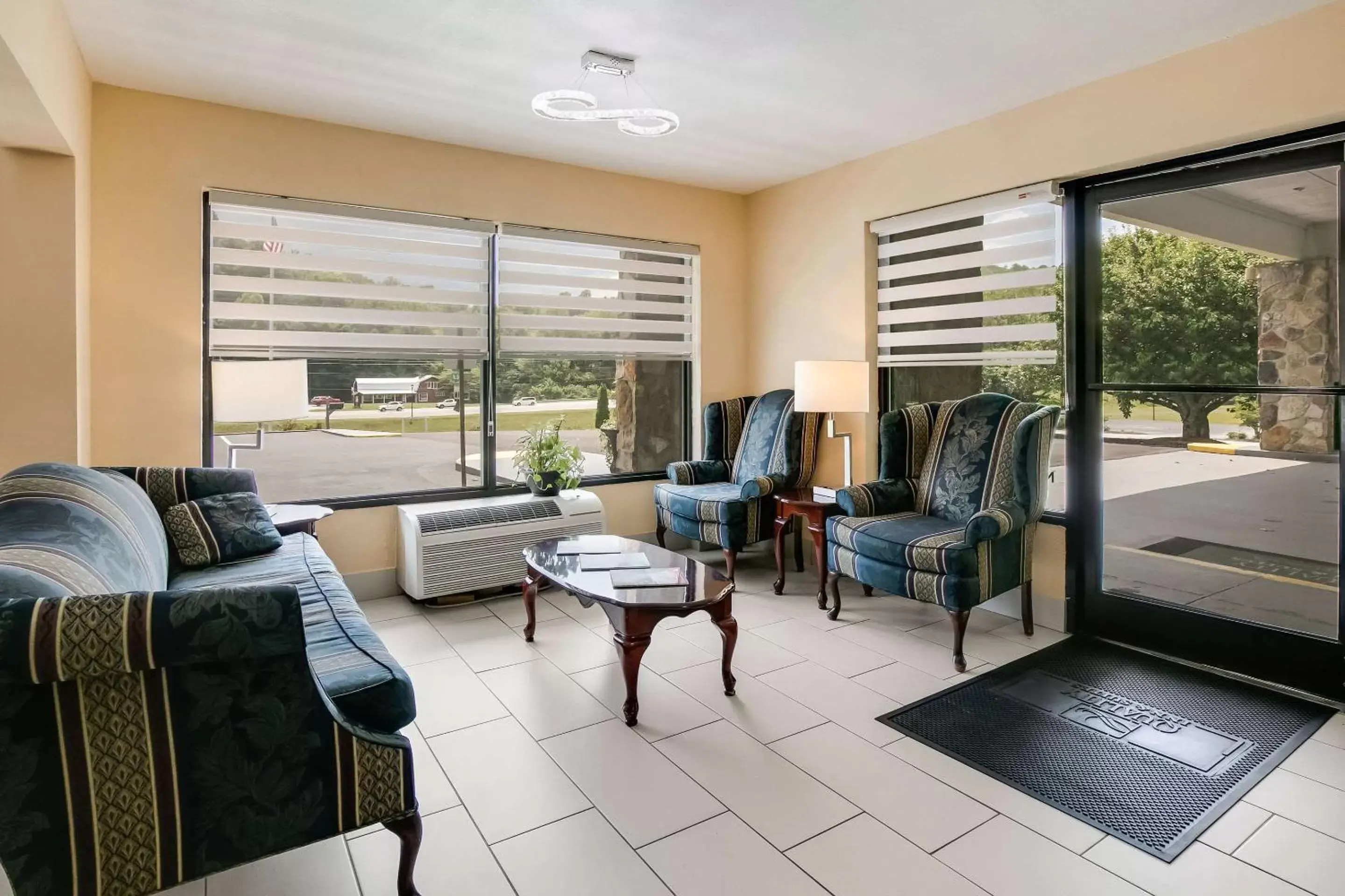 Lobby or reception, Seating Area in Quality Inn & Suites Mount Chalet