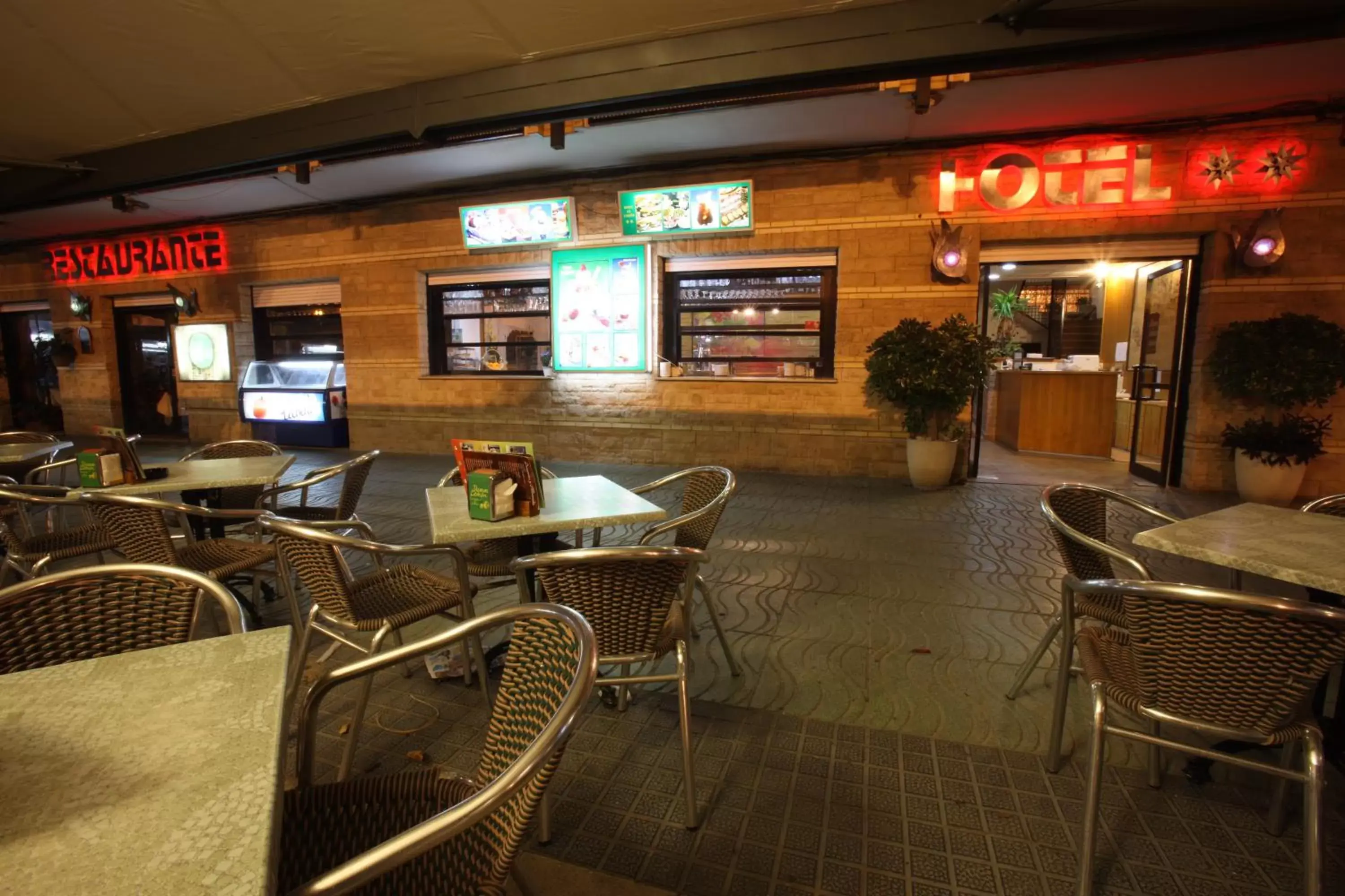 Balcony/Terrace, Restaurant/Places to Eat in La Cabaña