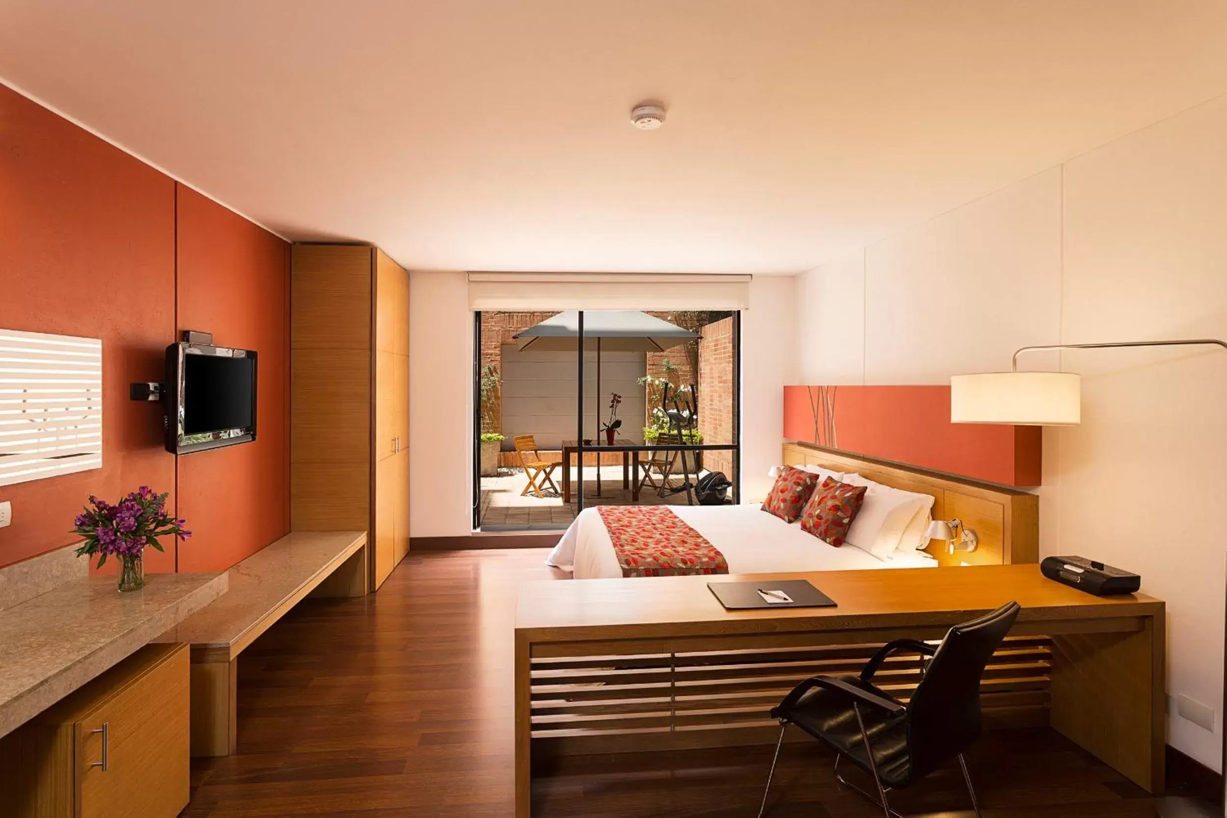 Bedroom, TV/Entertainment Center in Hotel bh La Quinta