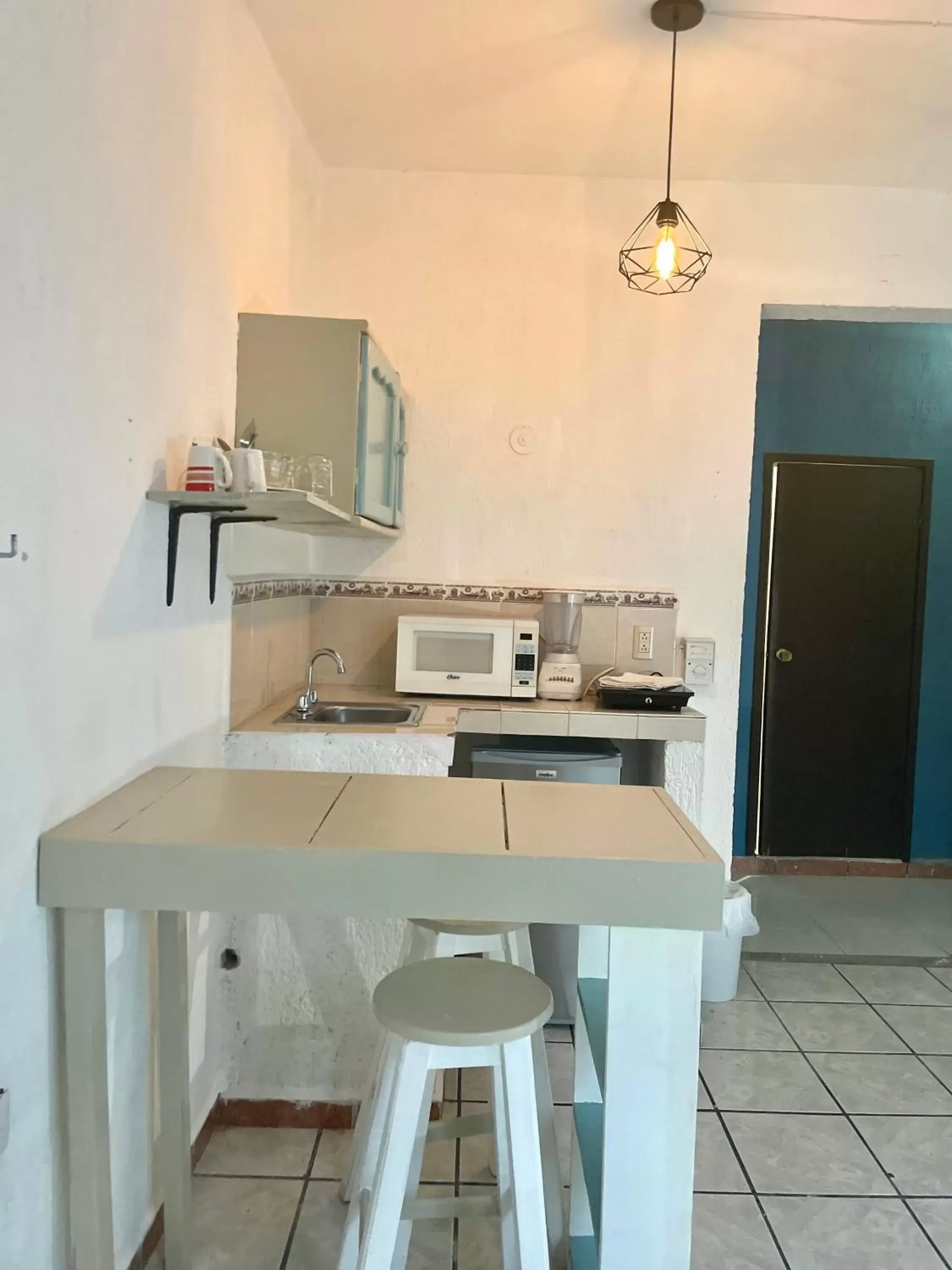 Kitchen or kitchenette, TV/Entertainment Center in Anana Coliving