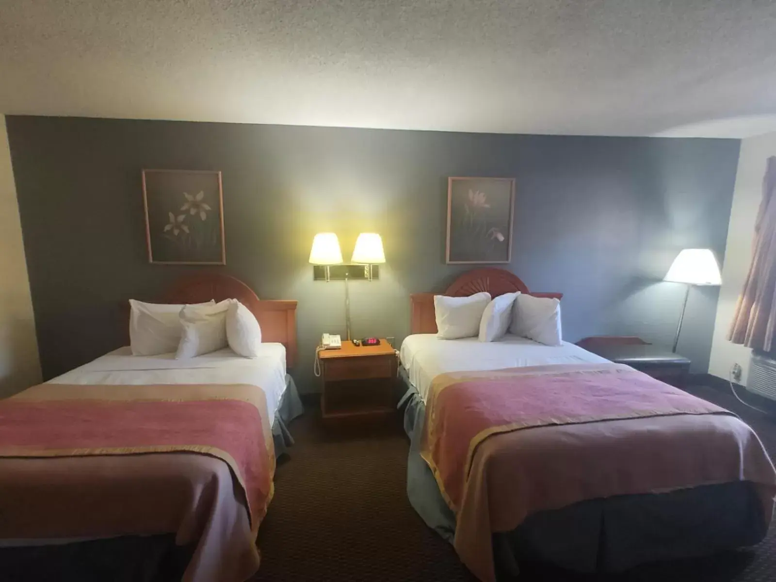 Bed in Travelodge by Wyndham Alachua