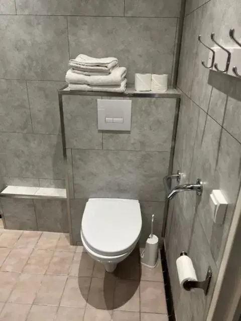 Bathroom in Hôtel de France Contres-Beauval-Cheverny