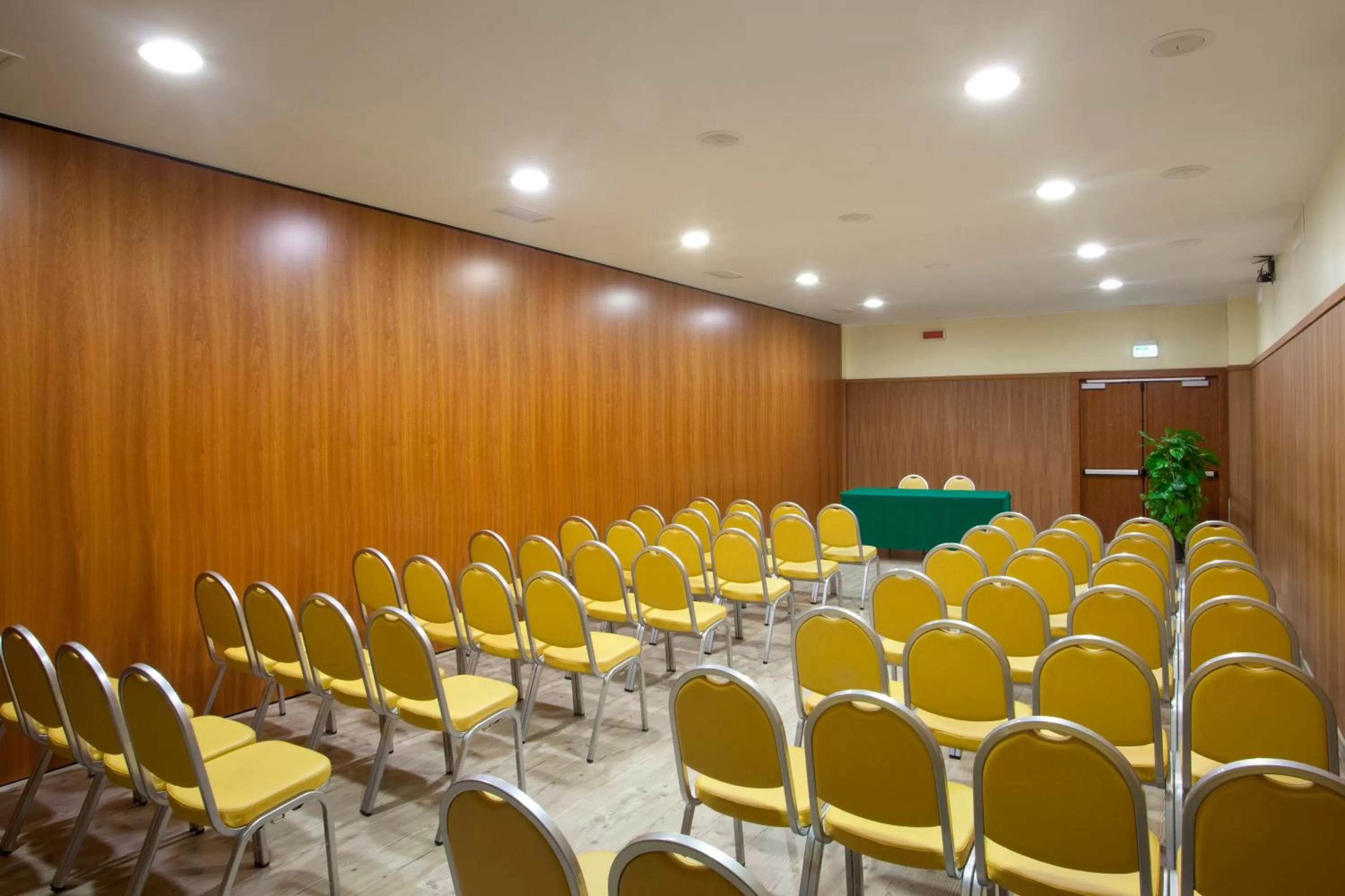 Meeting/conference room in Holiday Inn Cagliari by IHG