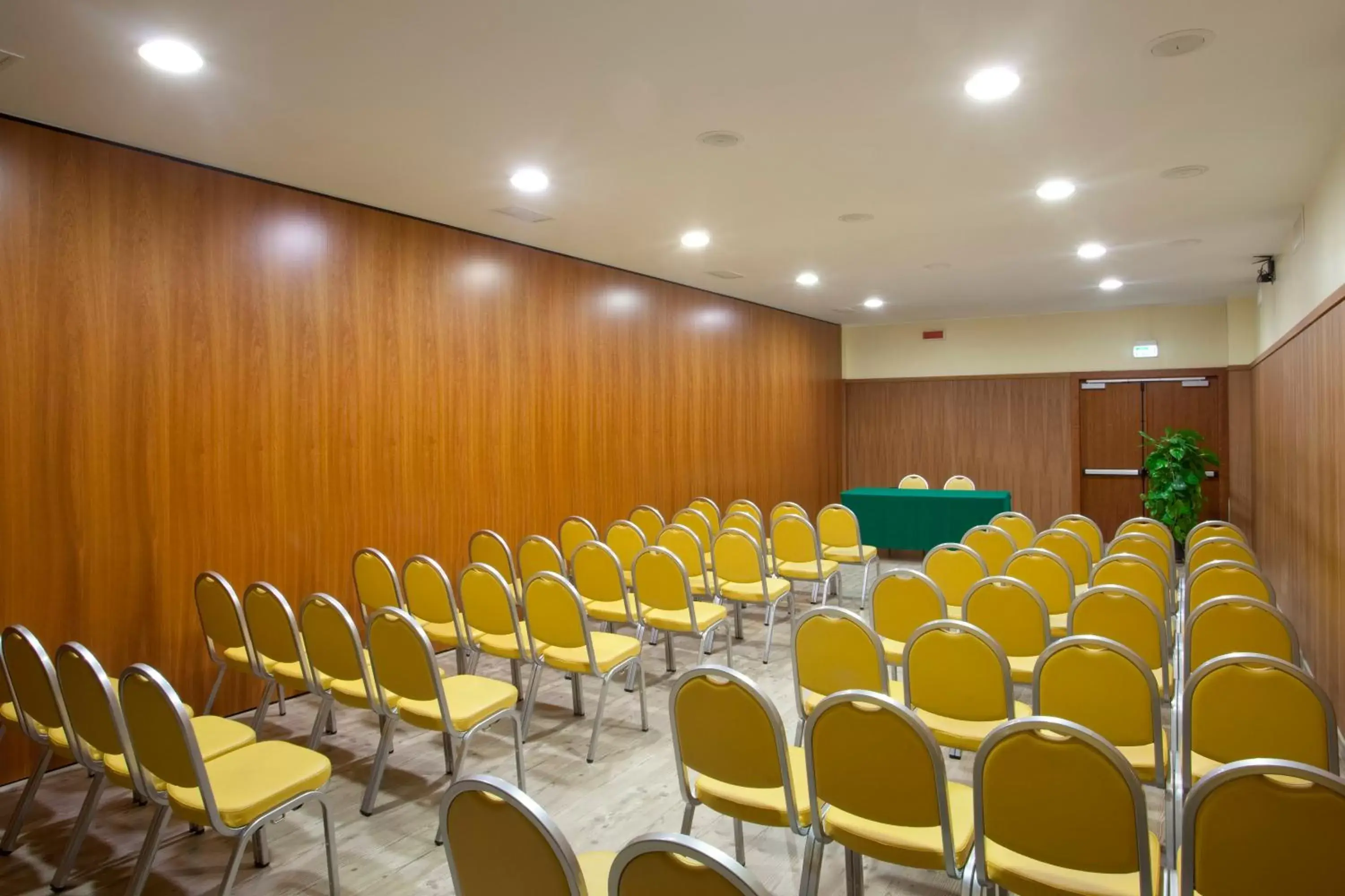 Meeting/conference room in Holiday Inn Cagliari, an IHG Hotel