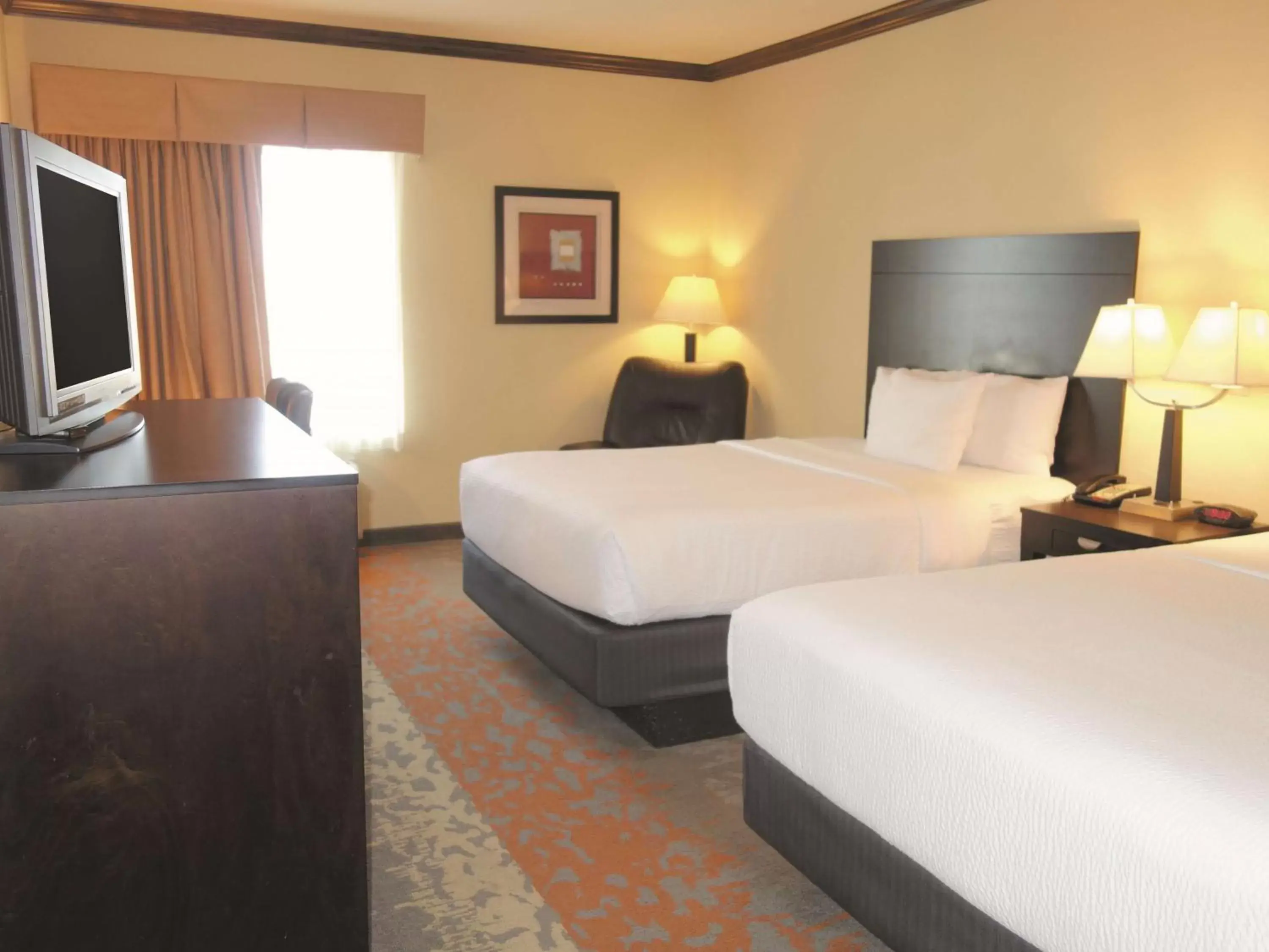 Photo of the whole room, Bed in La Quinta Inn & Suites by Wyndham Eastland