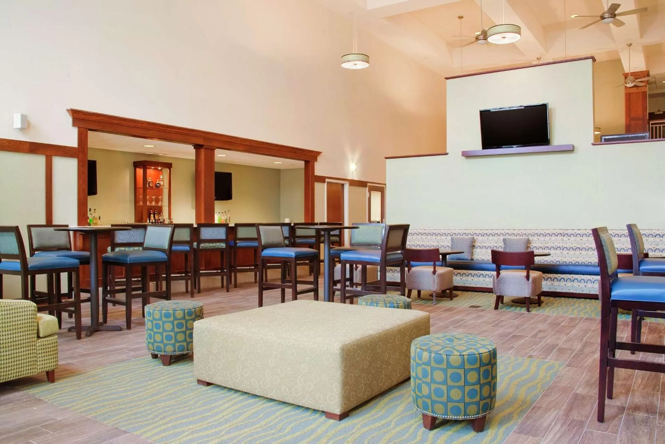 Lounge or bar in Hampton Inn & Suites Providence-Warwick Airport