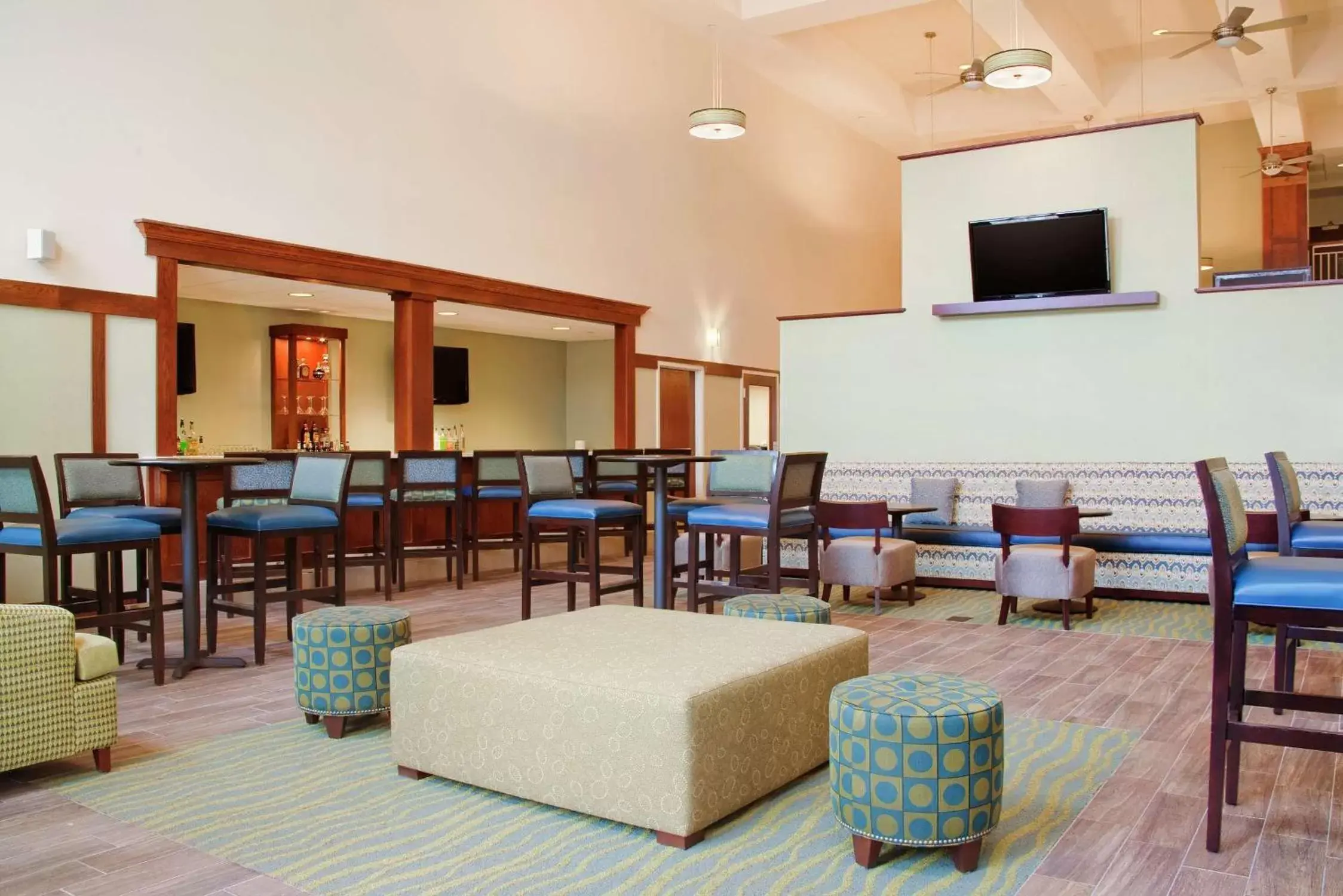 Lounge or bar, Lounge/Bar in Hampton Inn & Suites Providence-Warwick Airport