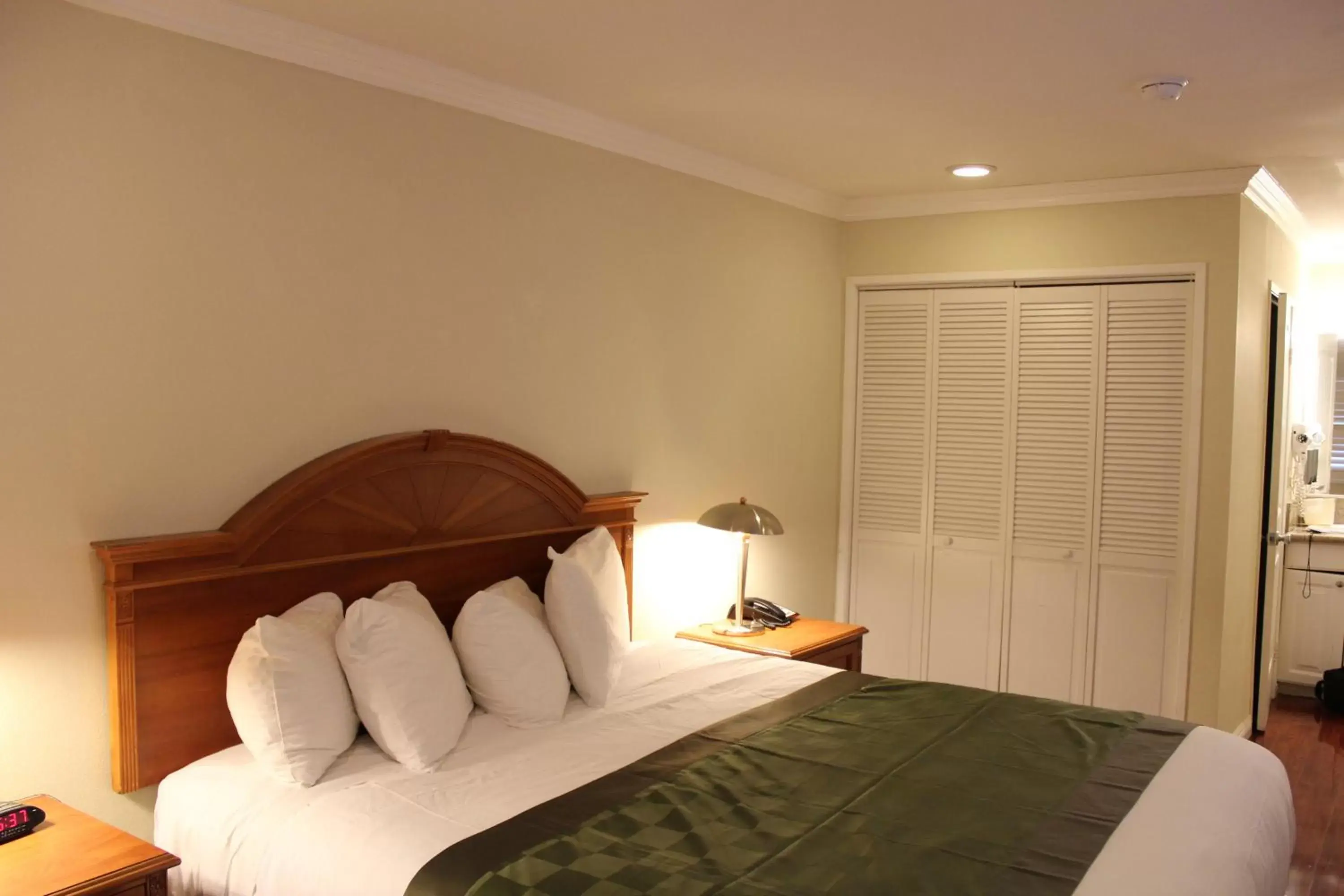 Photo of the whole room, Bed in Garden Inn San Gabriel
