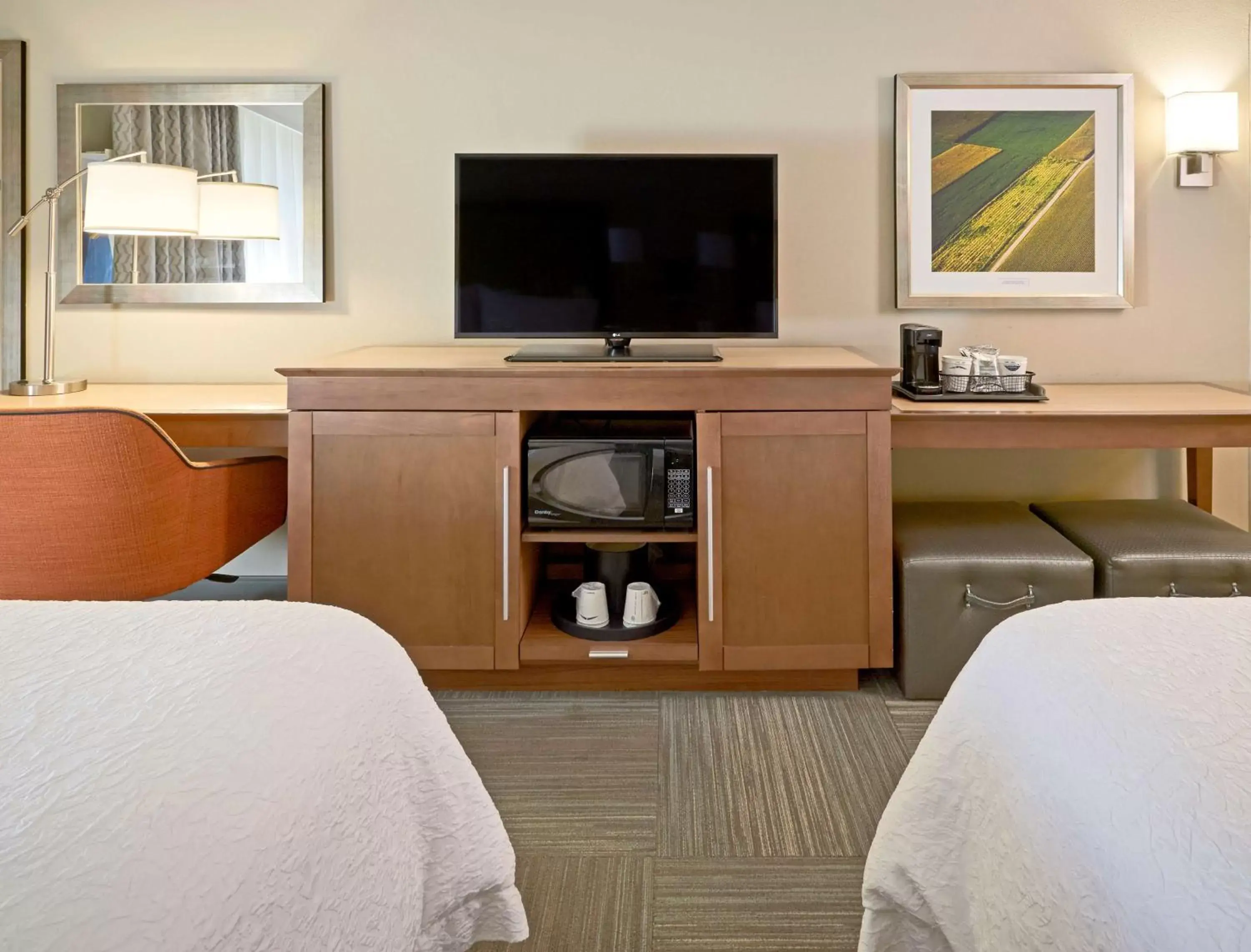 Bedroom, TV/Entertainment Center in Hampton Inn Lancaster