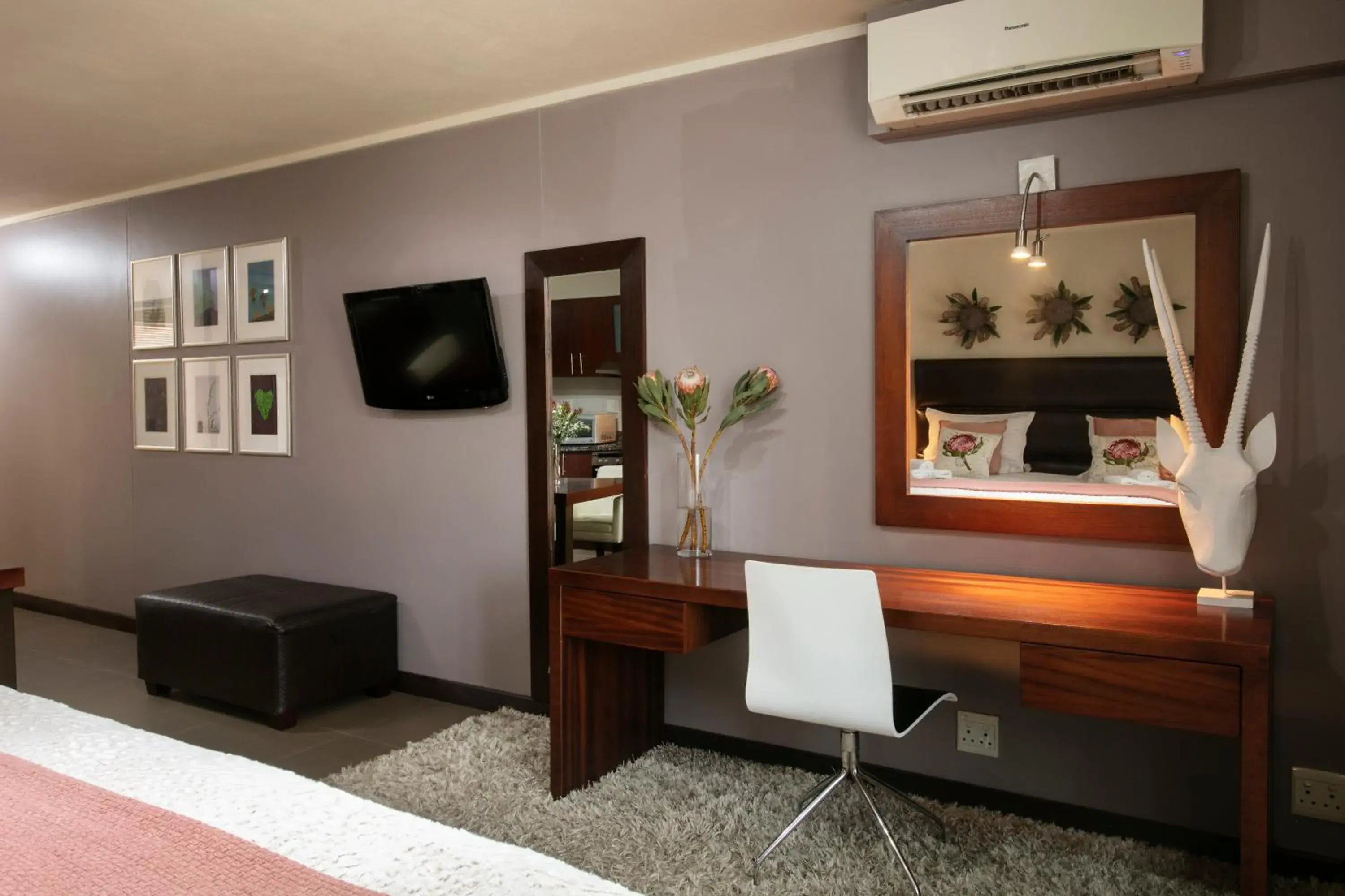 Seating area, TV/Entertainment Center in Absolute Farenden Apartments