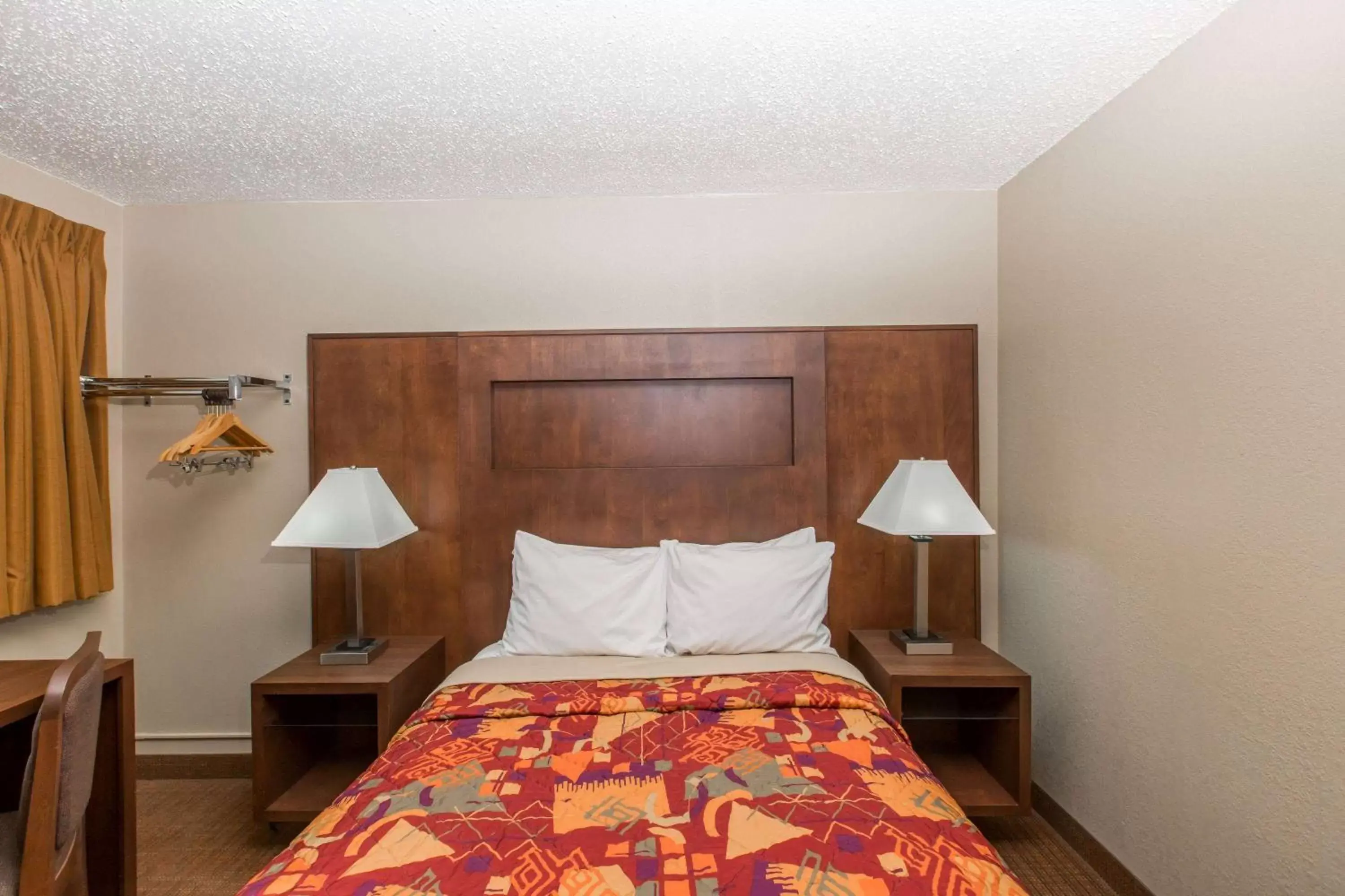 Photo of the whole room, Bed in Days Inn by Wyndham Pierre