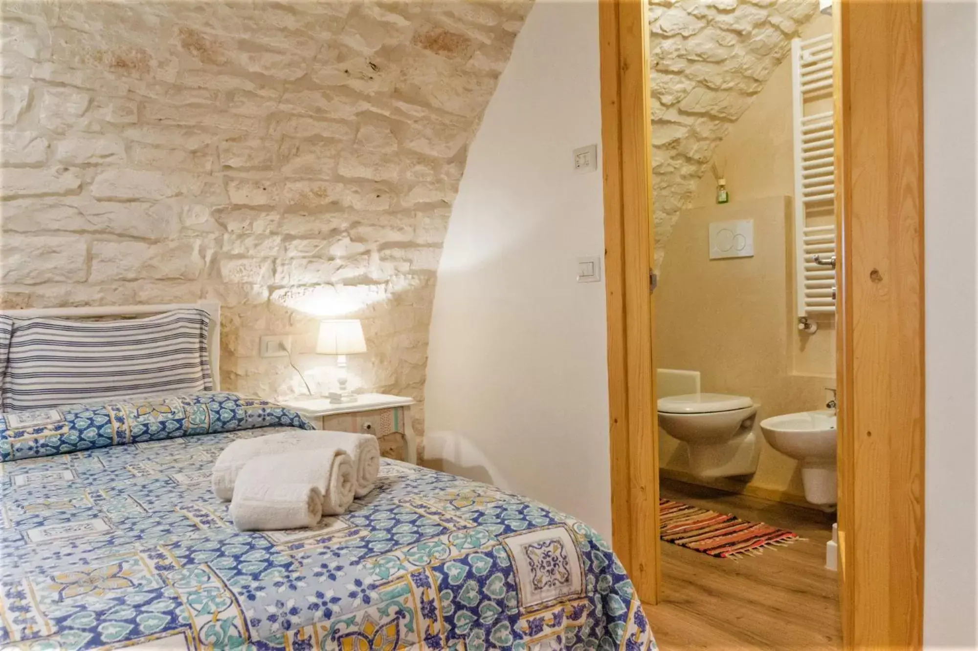 Bathroom, Bed in B&B Trulli Donna Isabella