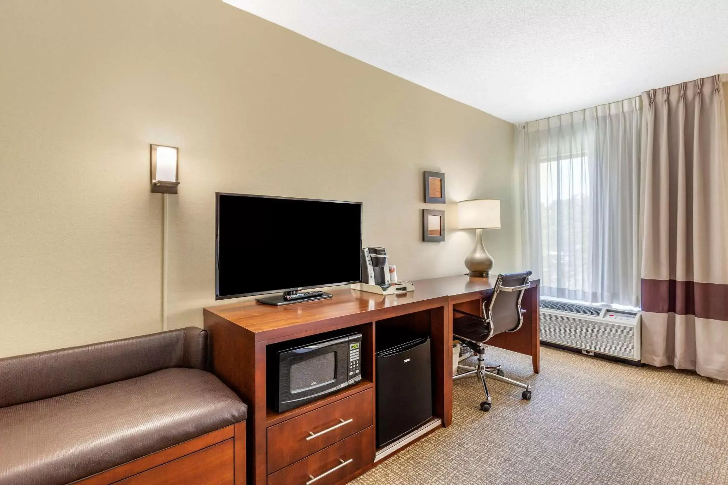 Photo of the whole room, TV/Entertainment Center in Comfort Inn Quantico