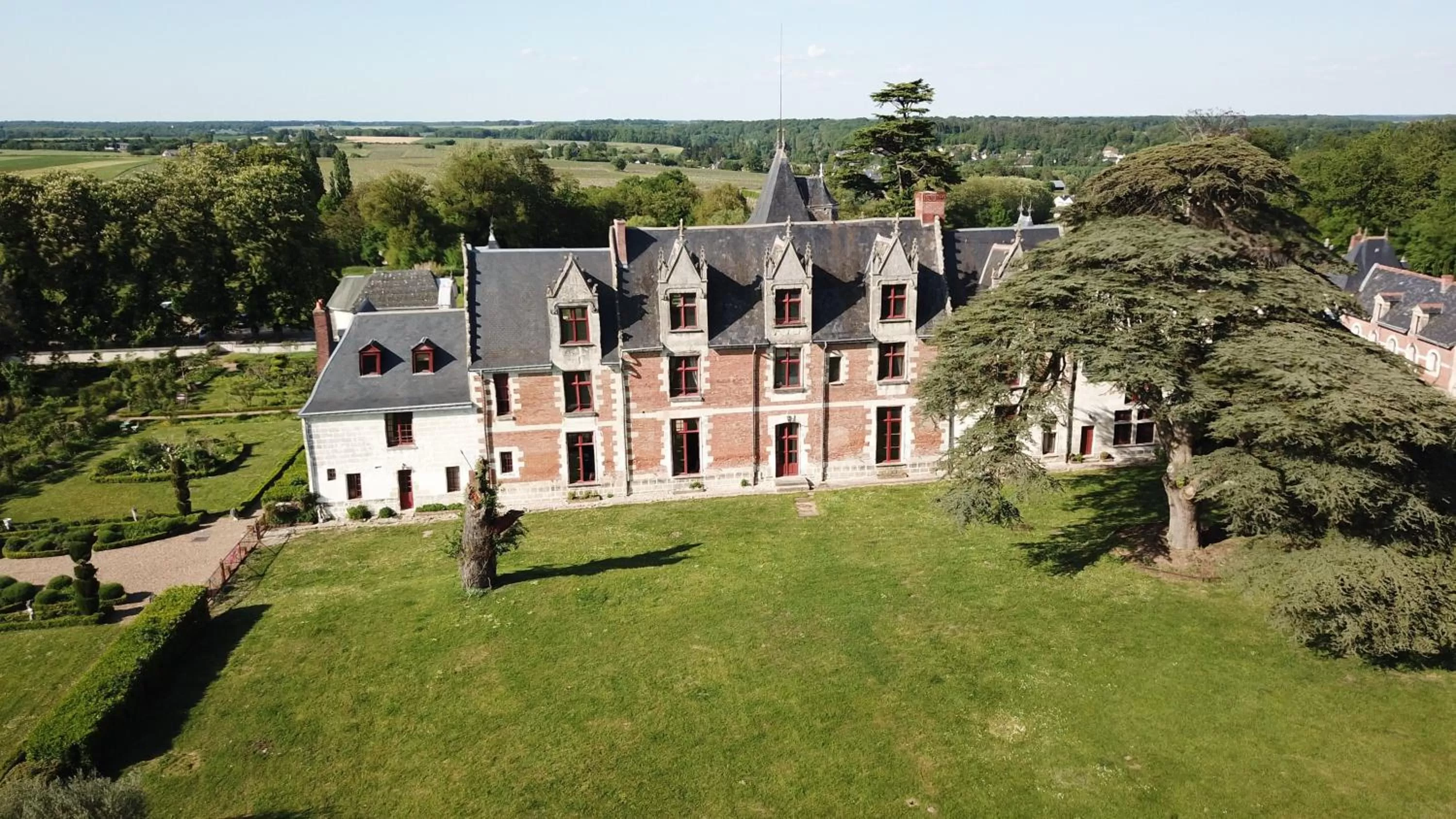 Property Building in Chateau de Jallanges - Les Collectionneurs