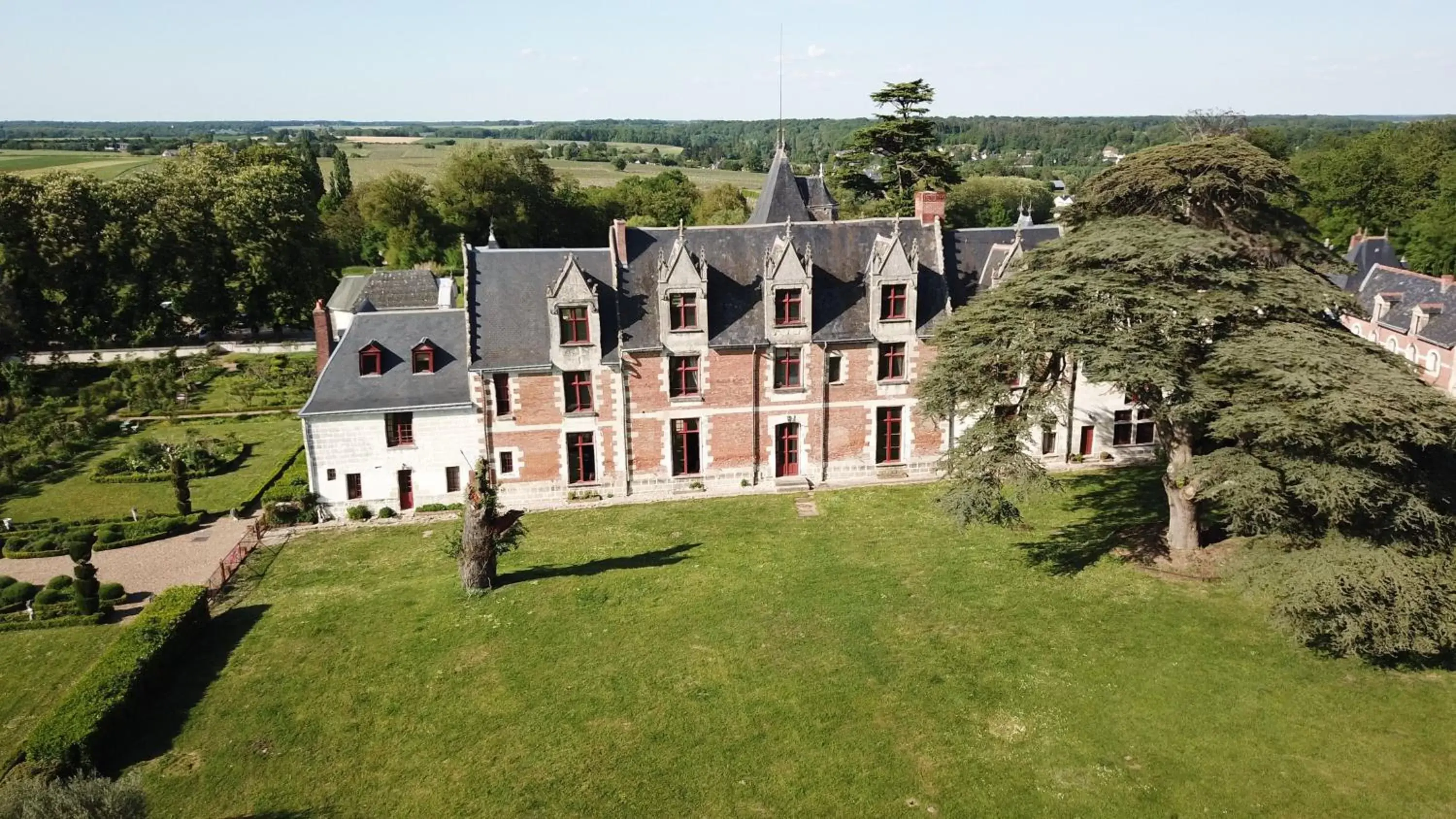 Property Building in Chateau de Jallanges - Les Collectionneurs