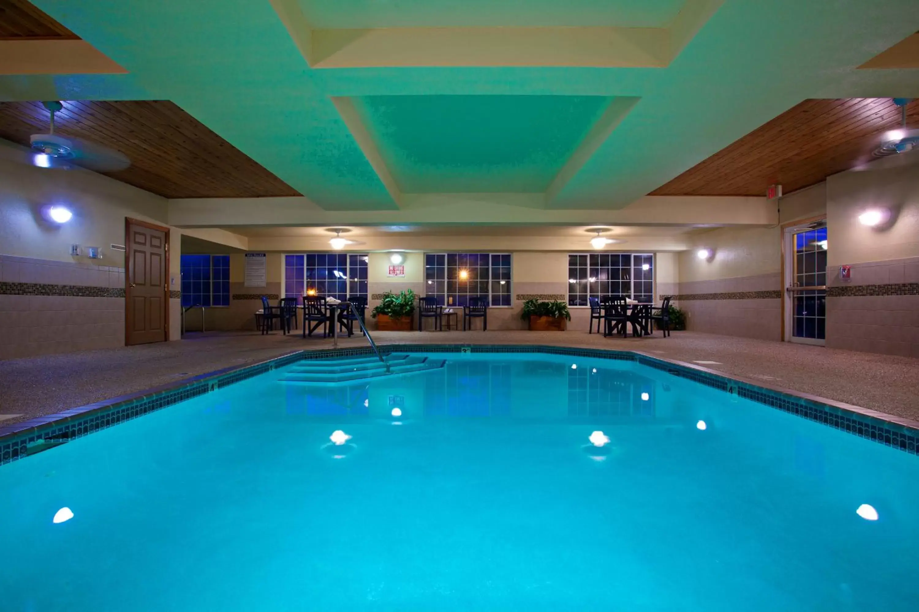 Swimming pool in Country Inn & Suites by Radisson, Minneapolis/Shakopee, MN