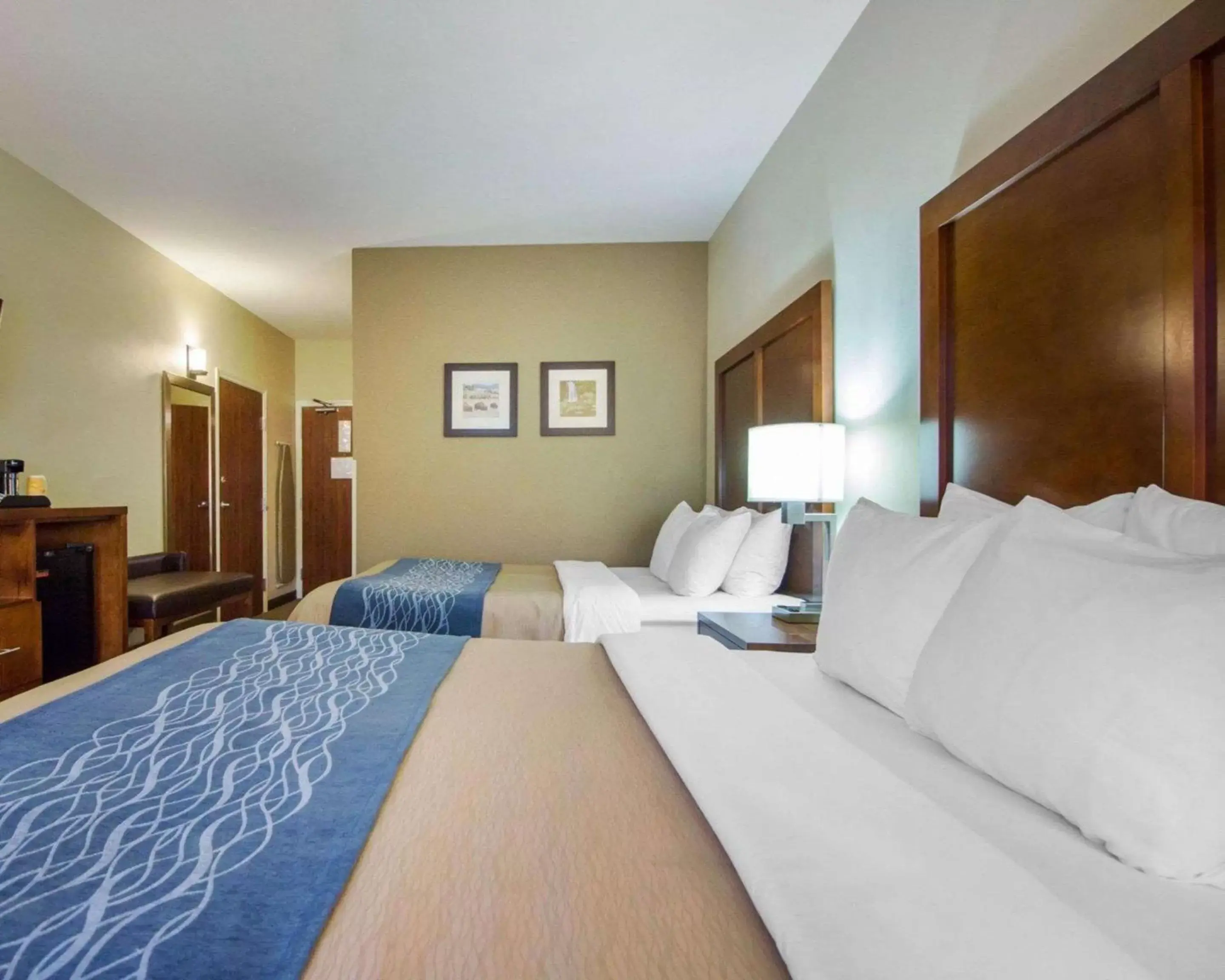 Photo of the whole room, Bed in Comfort Inn & Suites Hotel in the Black Hills