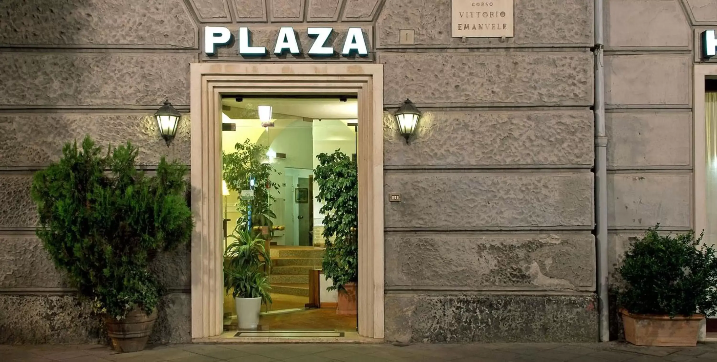 Facade/entrance in Hotel Plaza