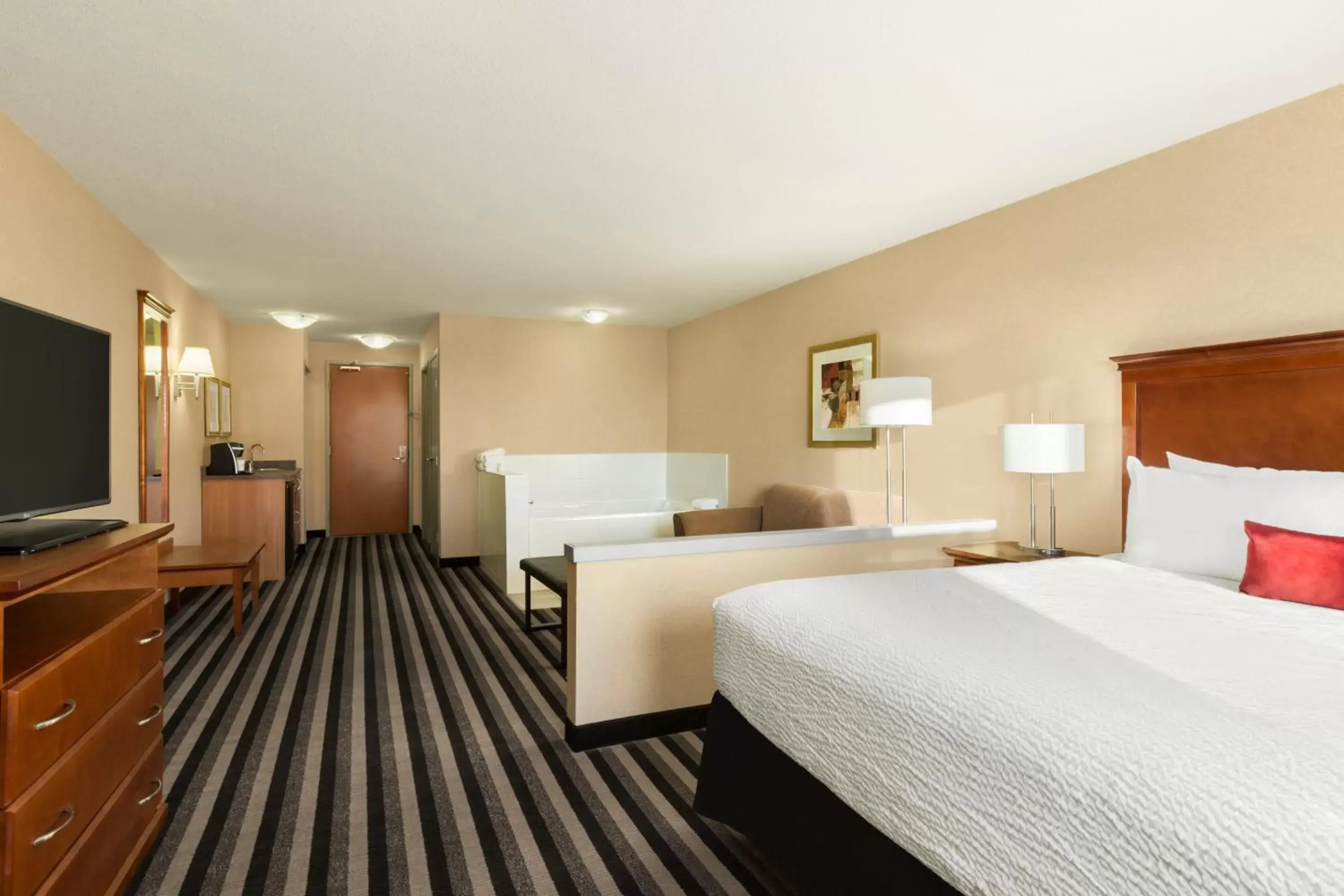 TV and multimedia in Days Inn & Suites by Wyndham Edmonton Airport