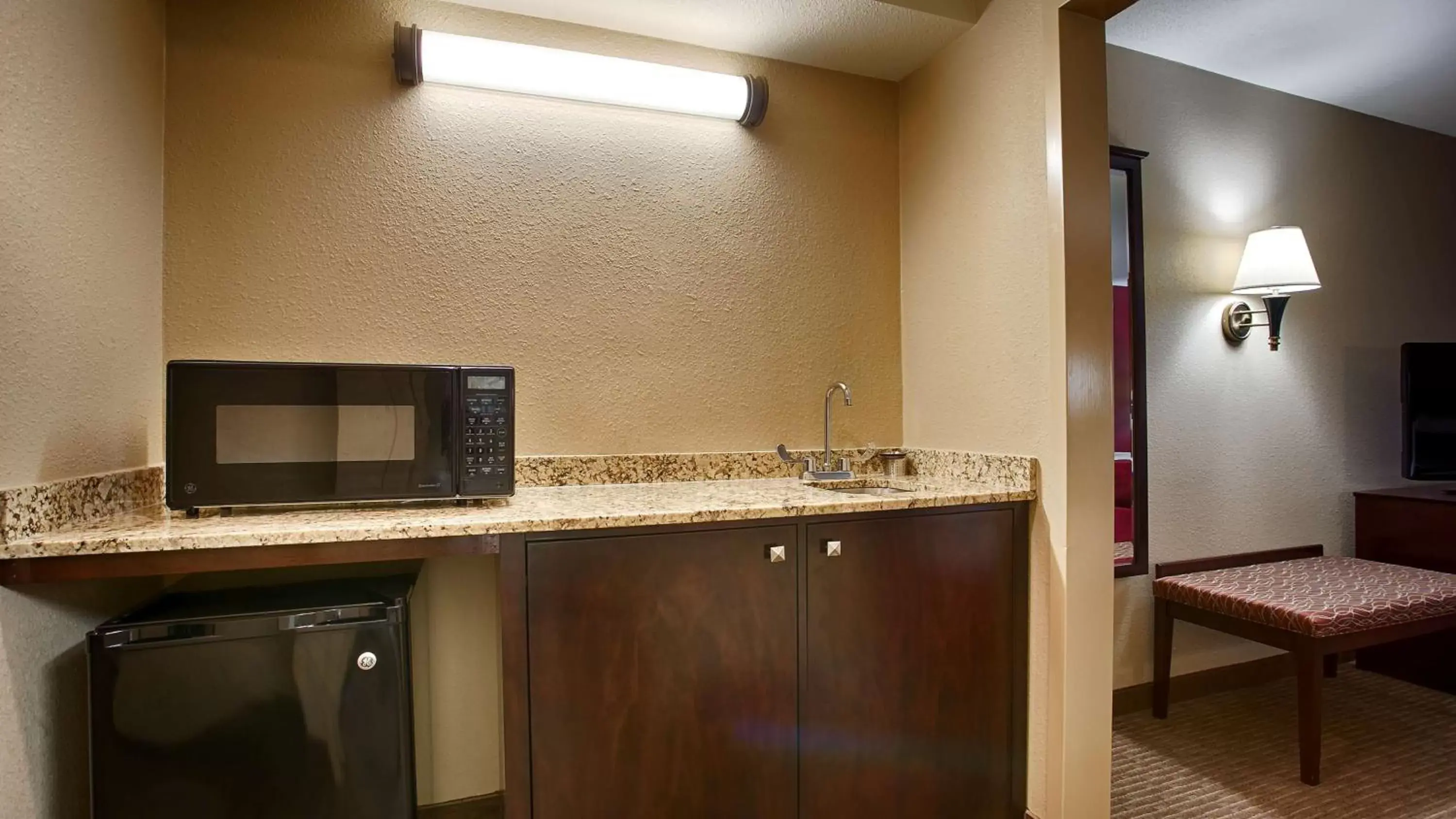 Photo of the whole room, Kitchen/Kitchenette in Best Western of Alexandria Inn & Suites & Conference Center