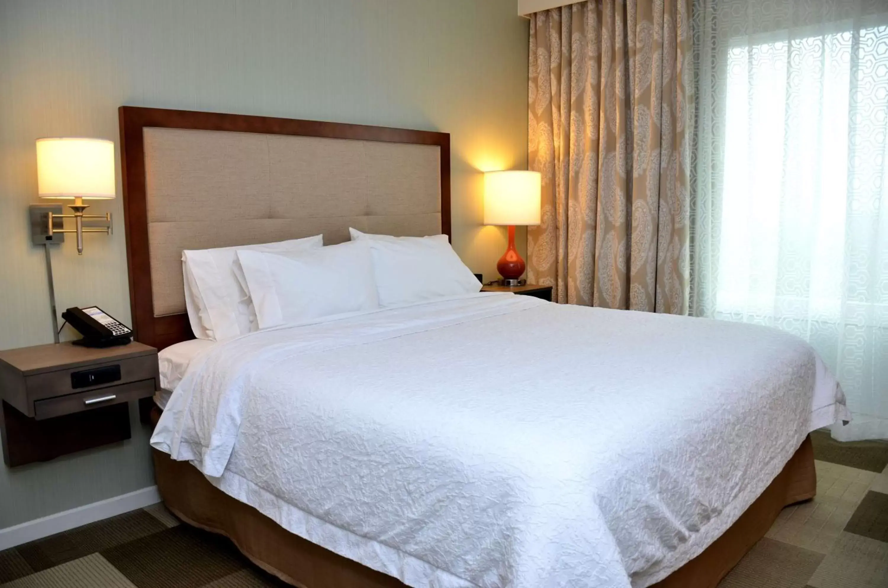 Bed in Hampton Inn & Suites - DeLand