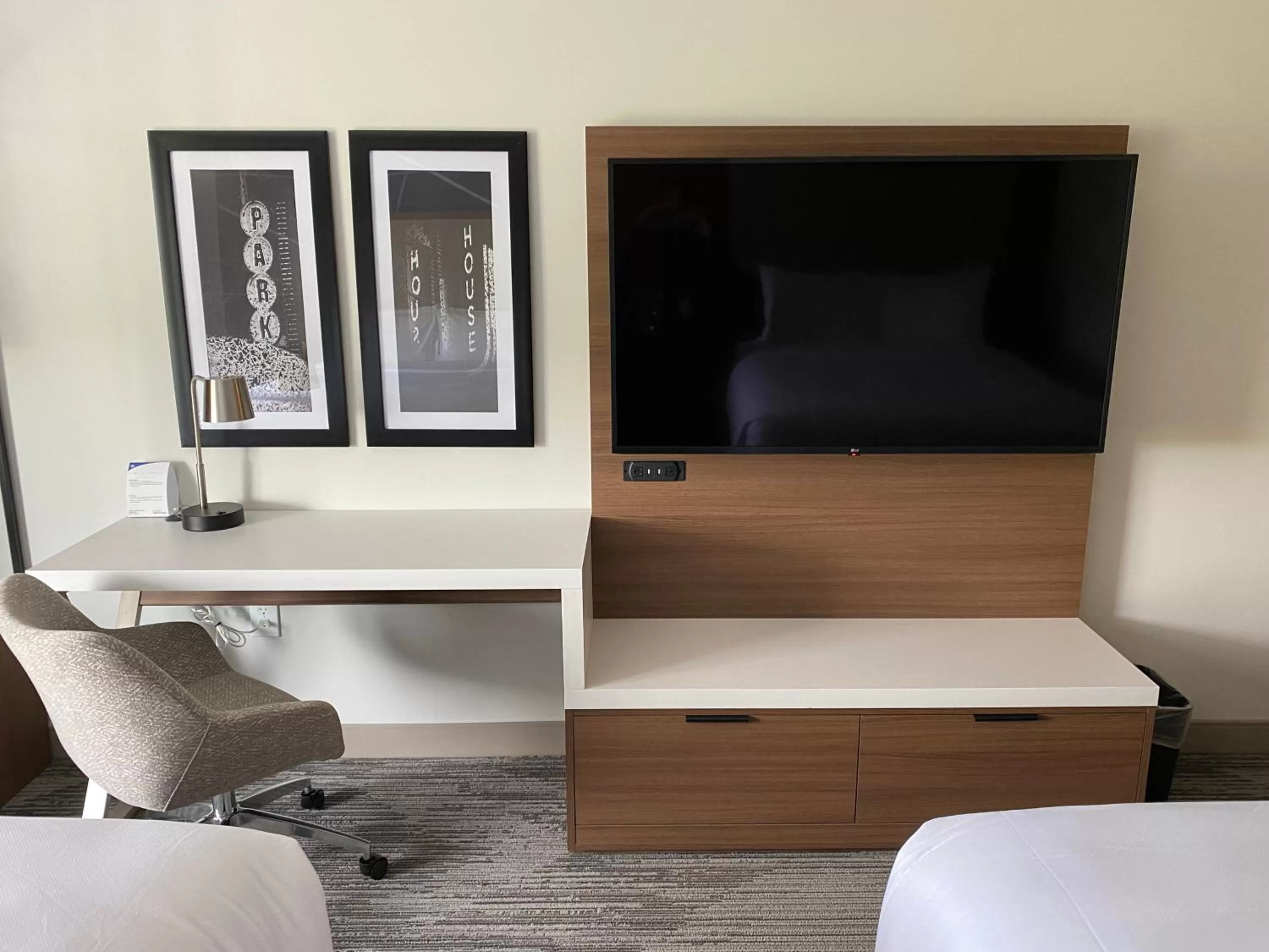 TV and multimedia in Comfort Inn & Suites Gallatin - Nashville Metro