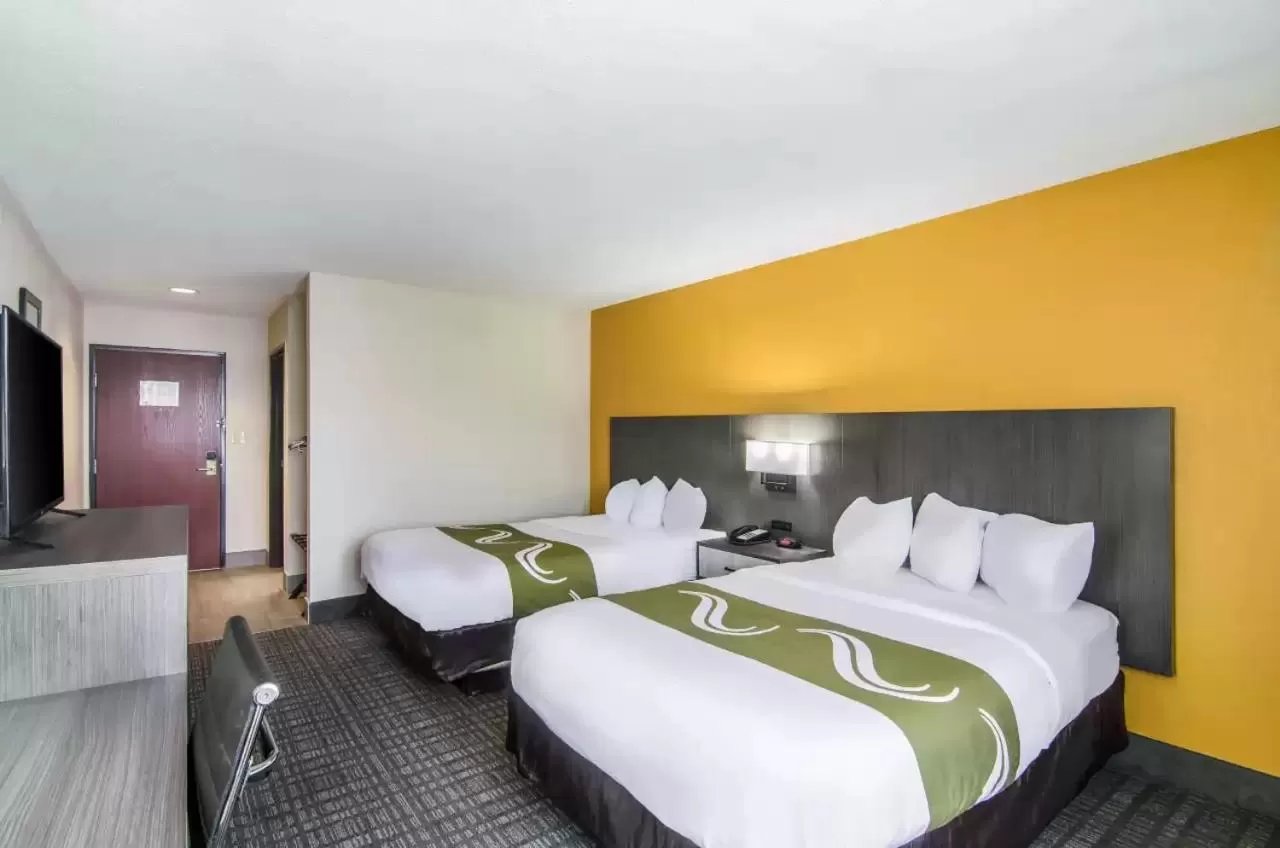 Bed in Quality Inn near University of Mobile