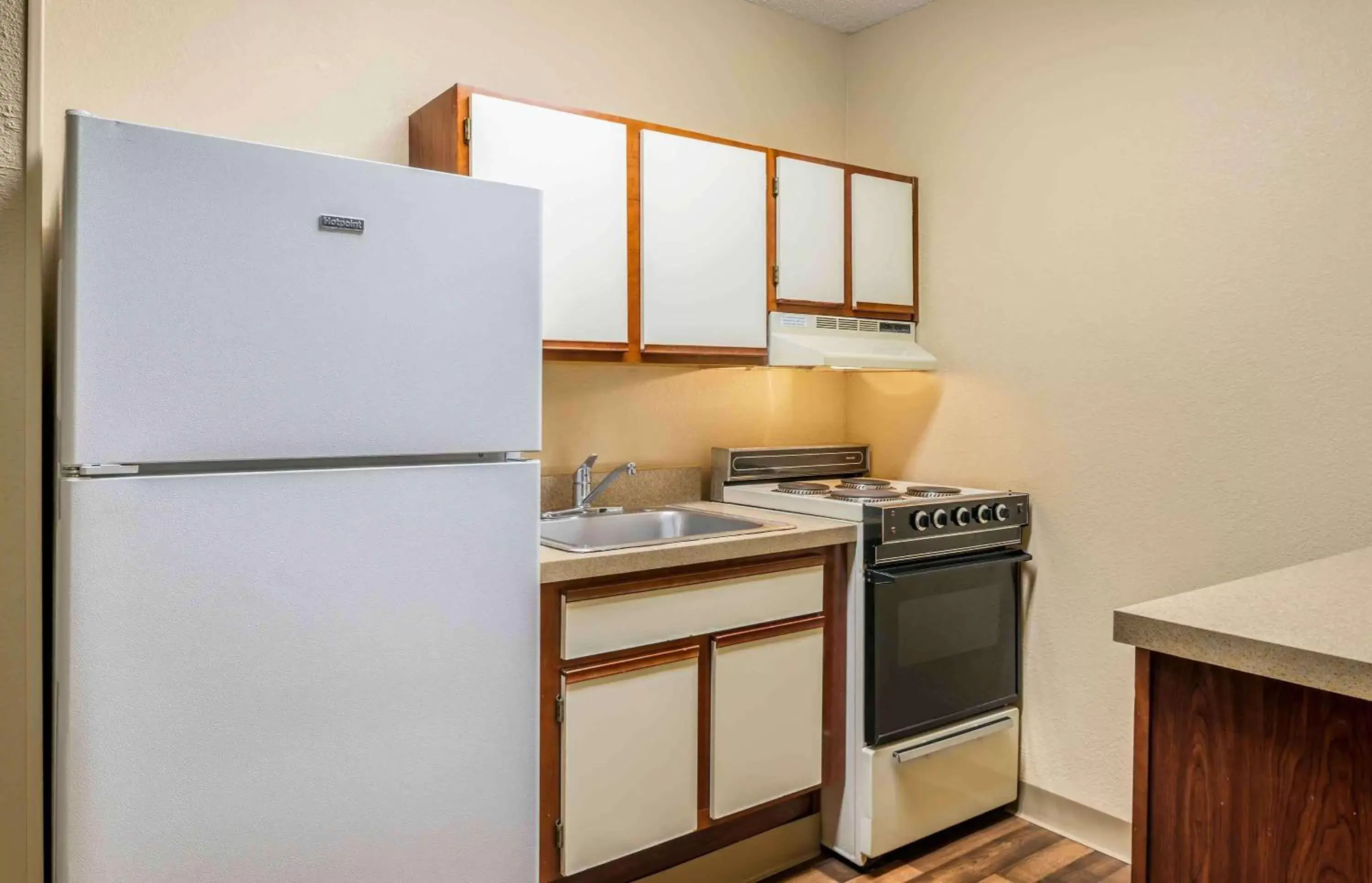 Bedroom, Kitchen/Kitchenette in Extended Stay America Suites - Evansville - East