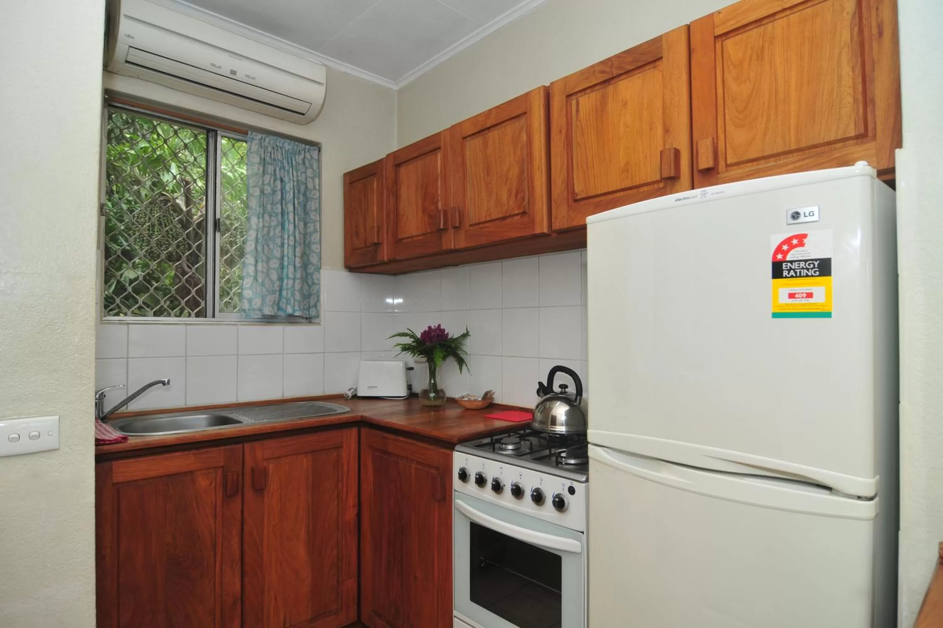 Kitchen or kitchenette, Kitchen/Kitchenette in Coral Motel & Apartments