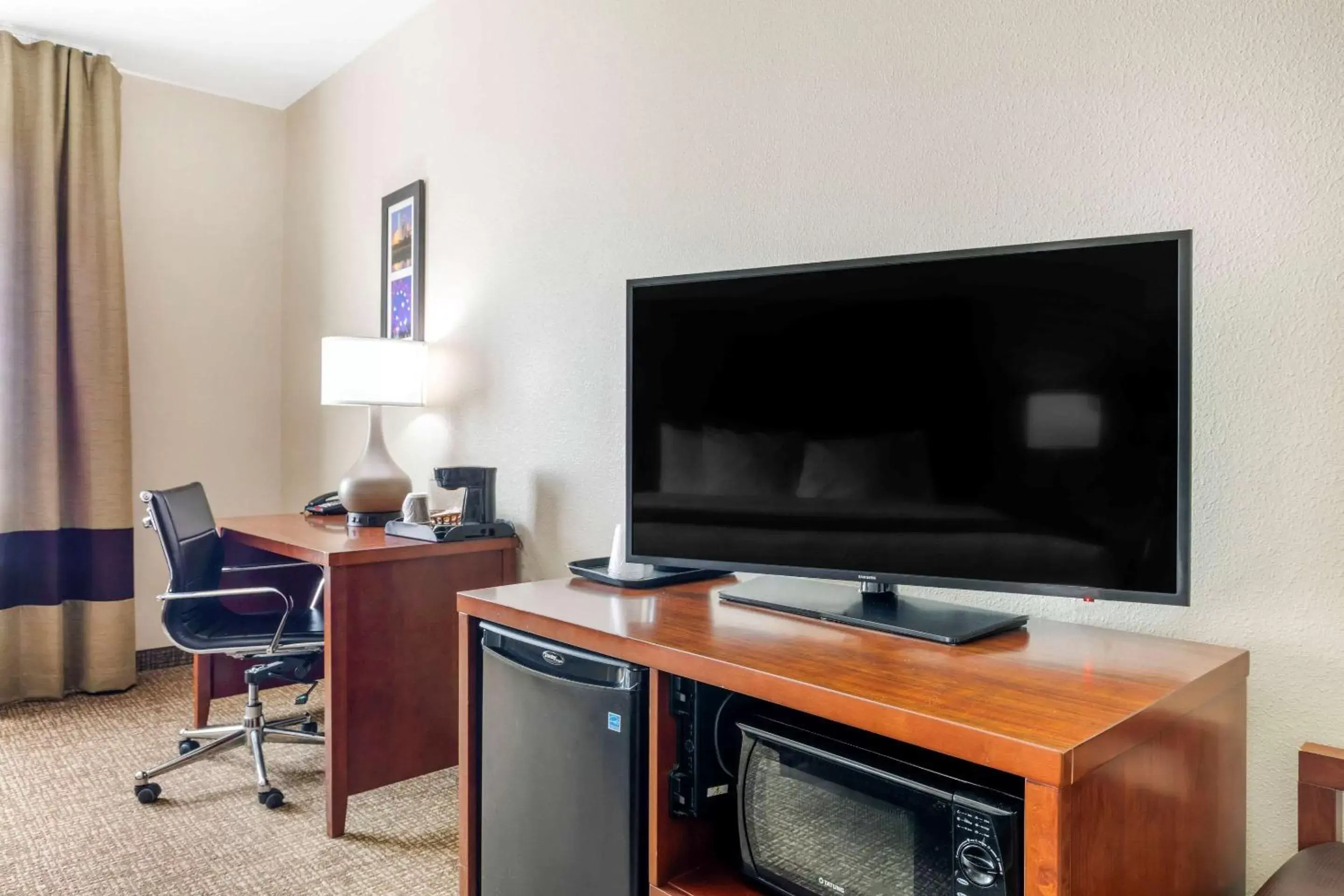 Photo of the whole room, TV/Entertainment Center in Comfort Inn Near UNT