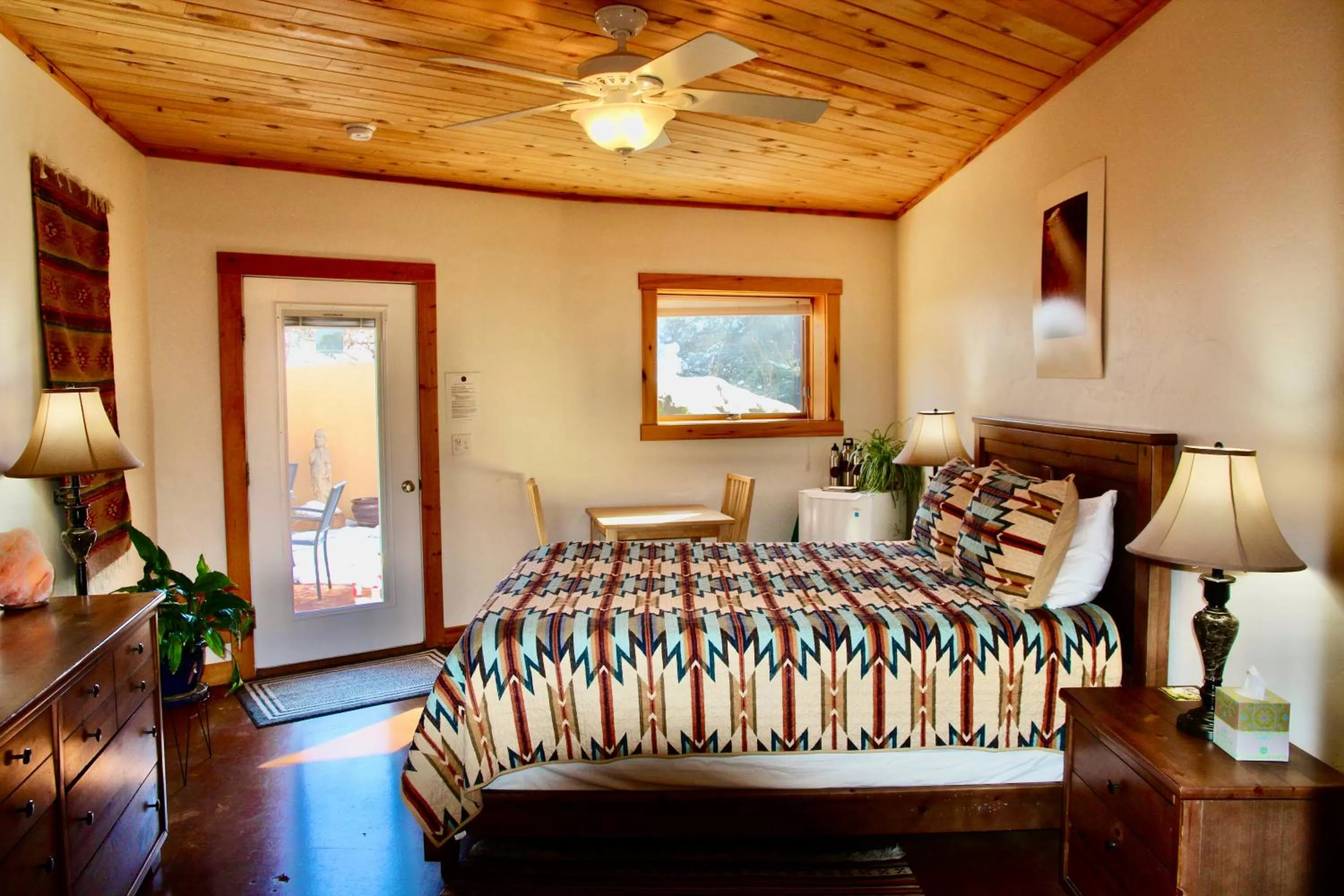 Photo of the whole room, Bed in Red Moon Lodge