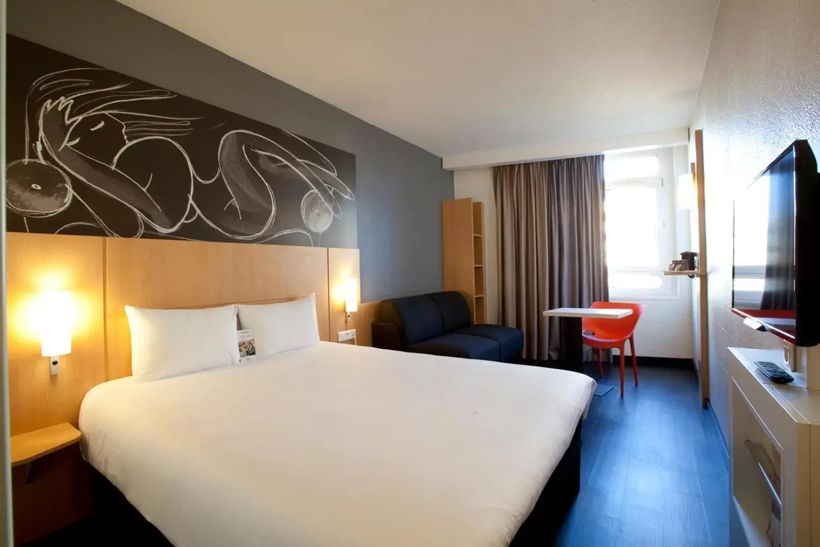 Photo of the whole room, Bed in ibis Annecy Centre Vieille Ville