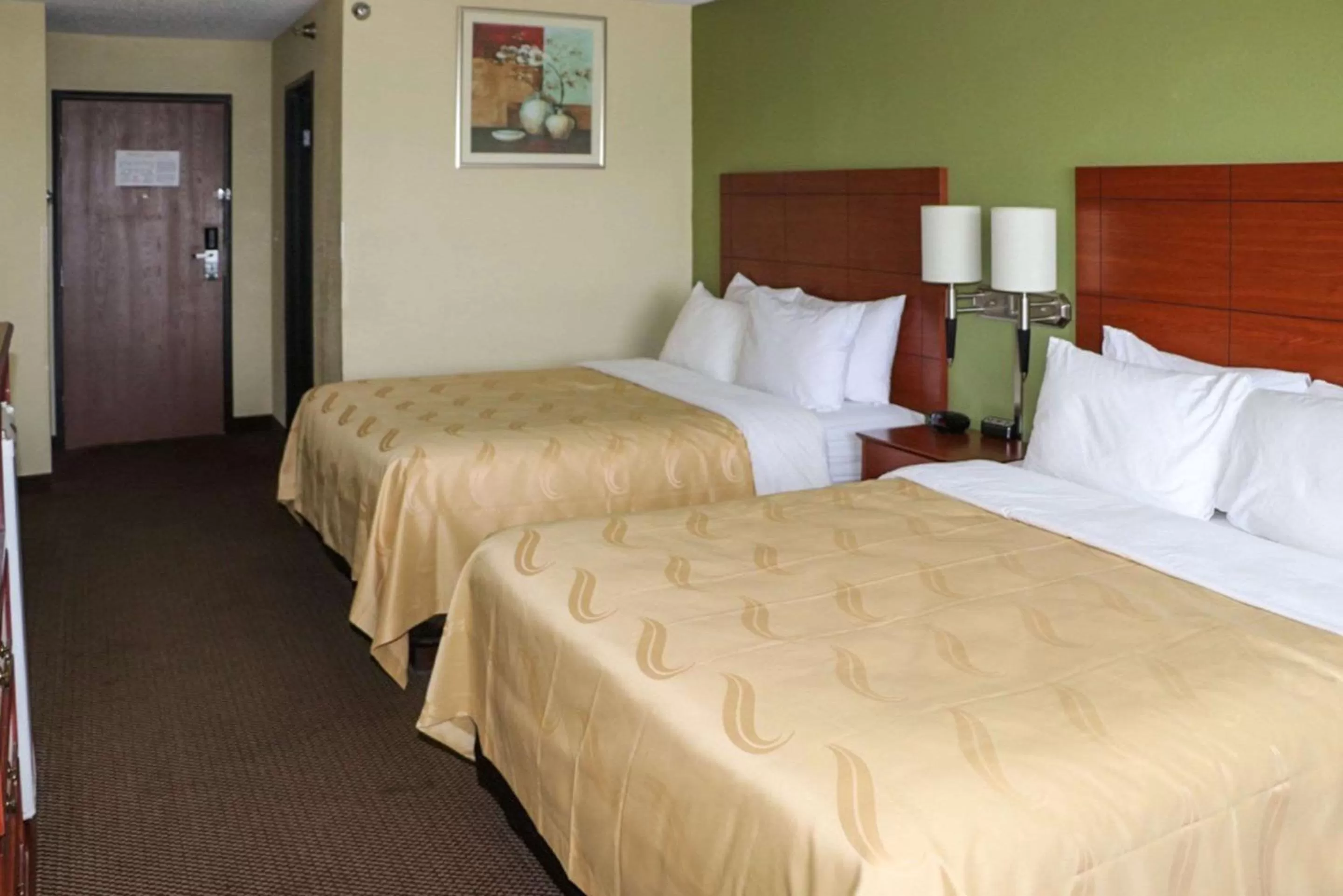 Photo of the whole room, Bed in Quality Inn Evansville Eastland Area