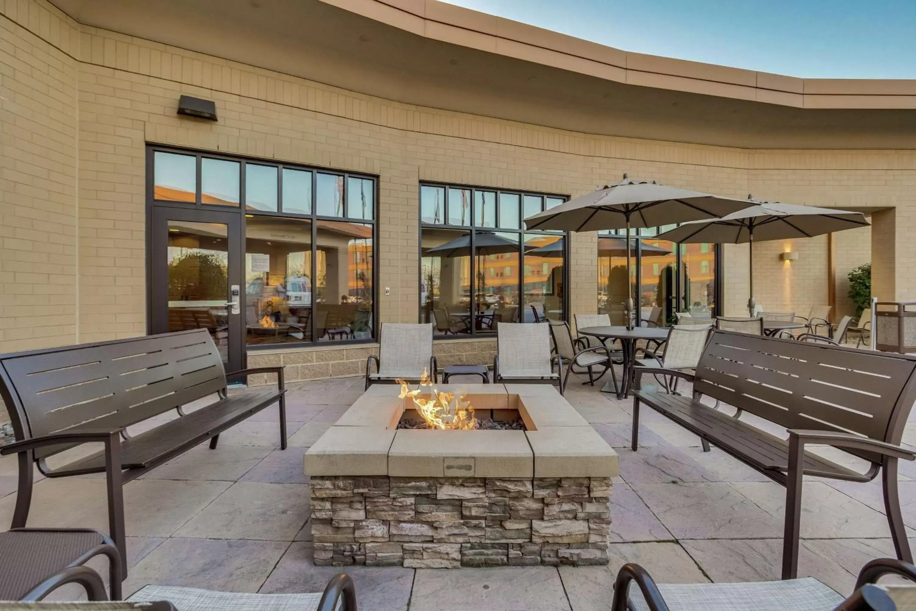 Patio in Hilton Garden Inn Milwaukee Airport