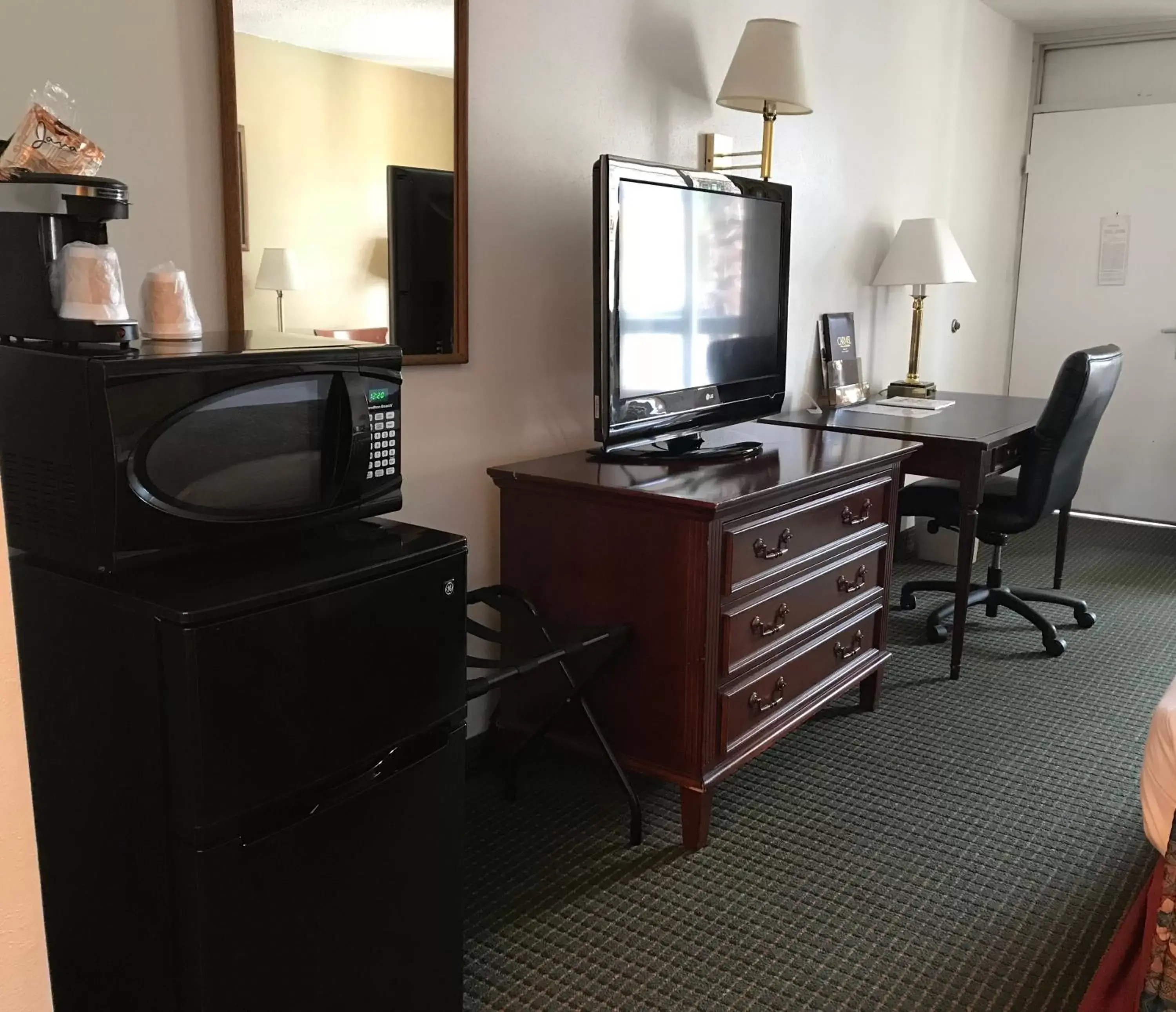 Seating area, TV/Entertainment Center in Carmel Inn and Suites Thibodaux