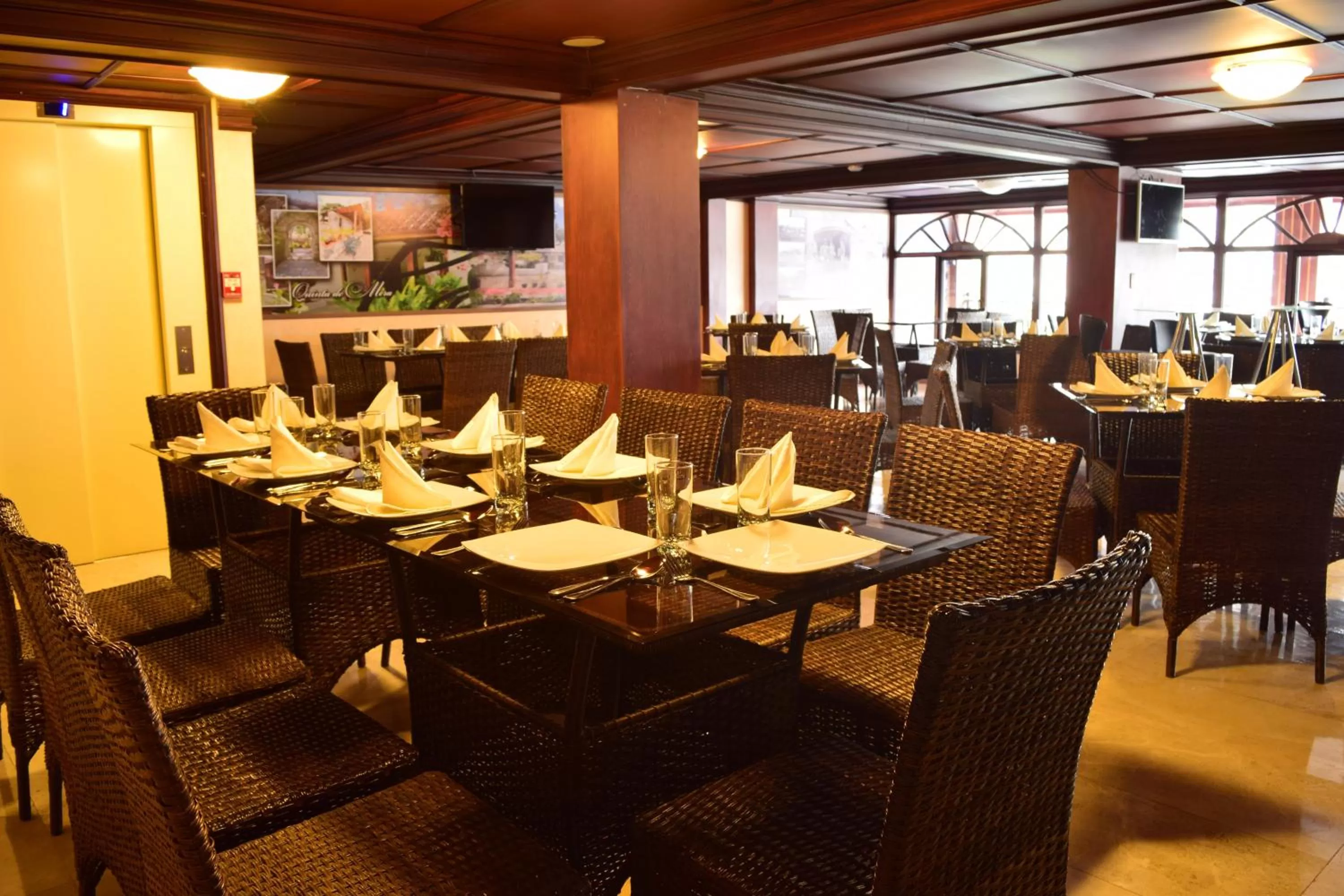 Restaurant/places to eat in La Kapital Hotel