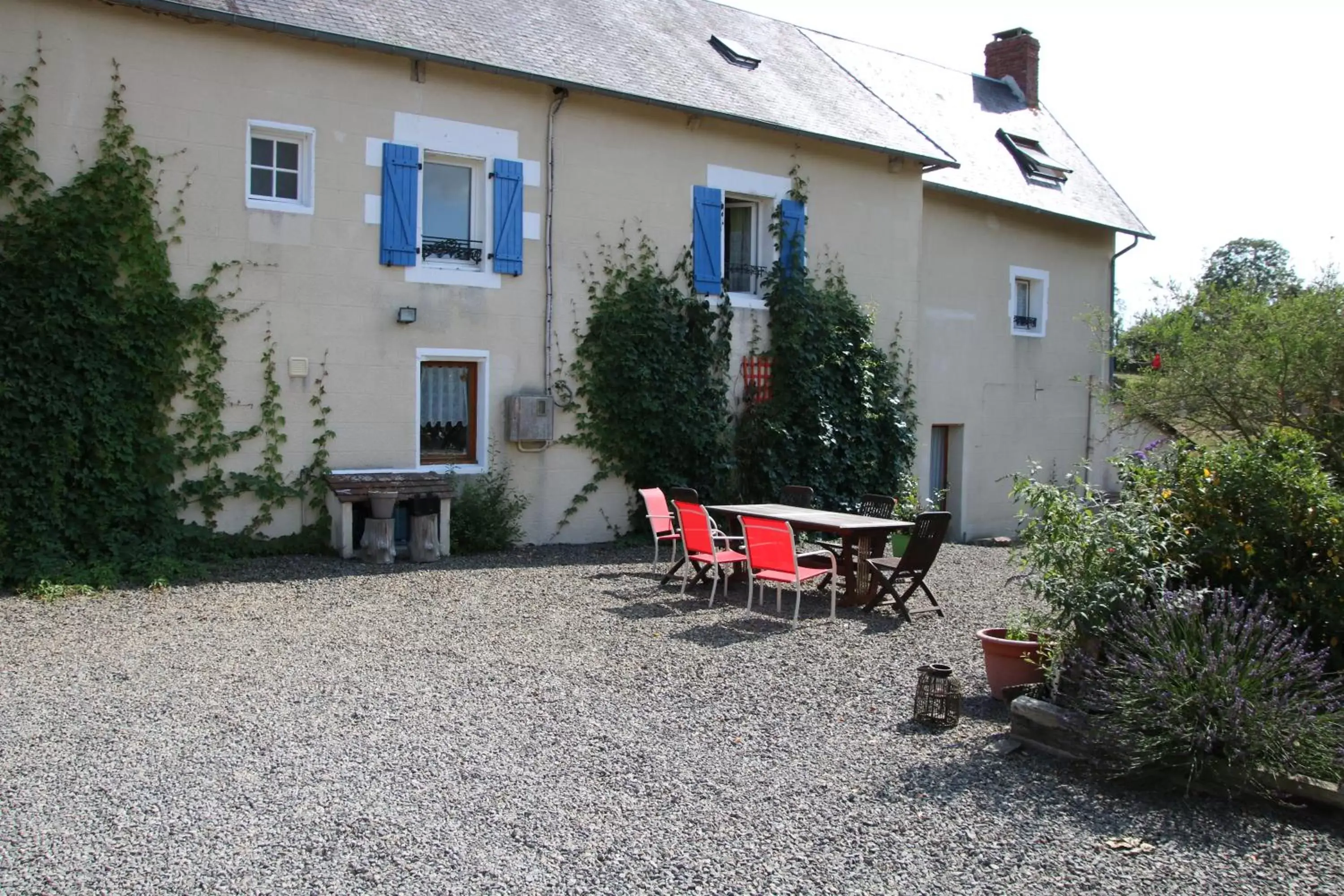 Facade/entrance, Property Building in La Parisière