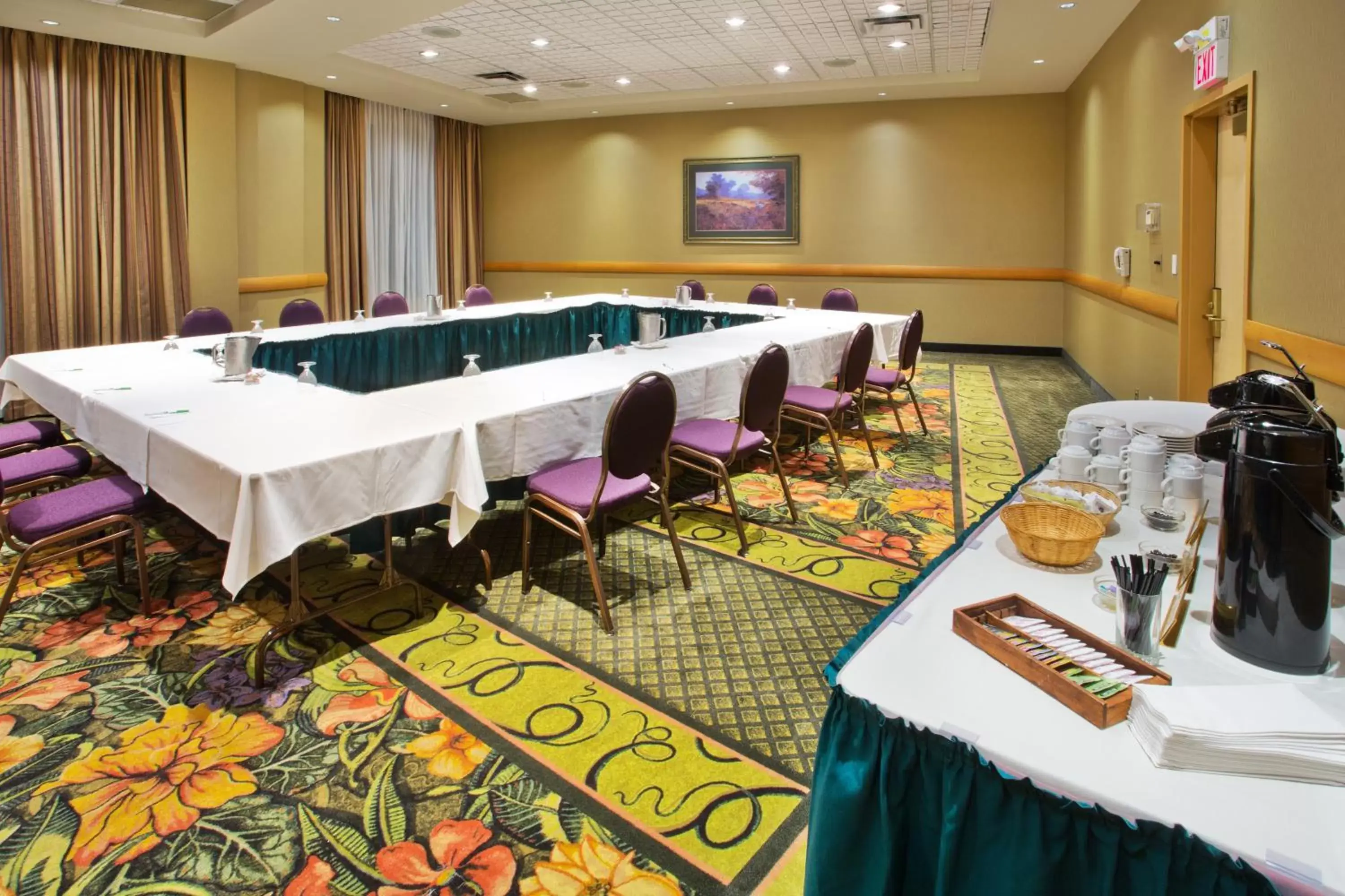 Meeting/conference room in Holiday Inn & Suites North Vancouver, an IHG Hotel