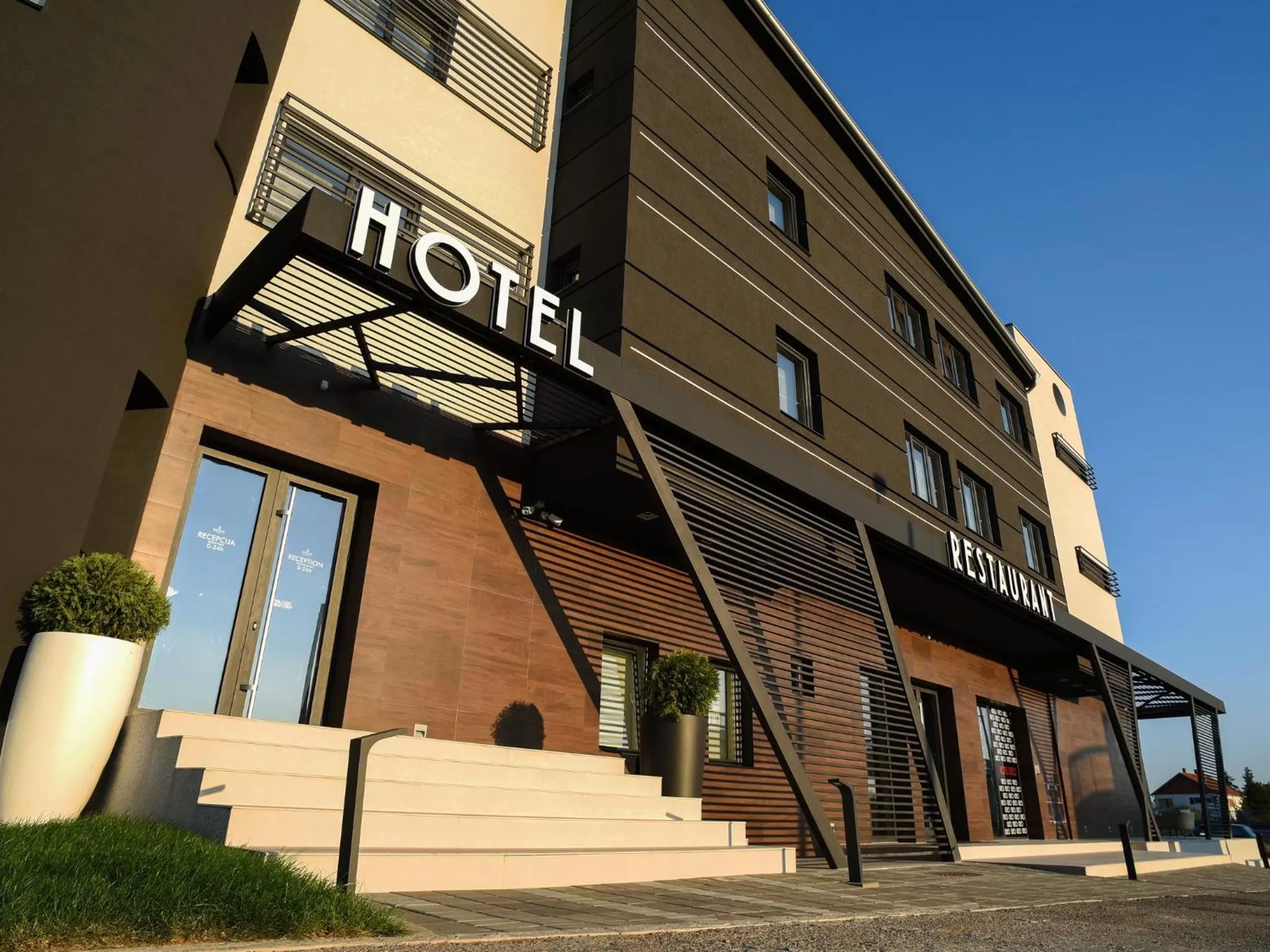 Facade/entrance in Hotel Ideo Lux