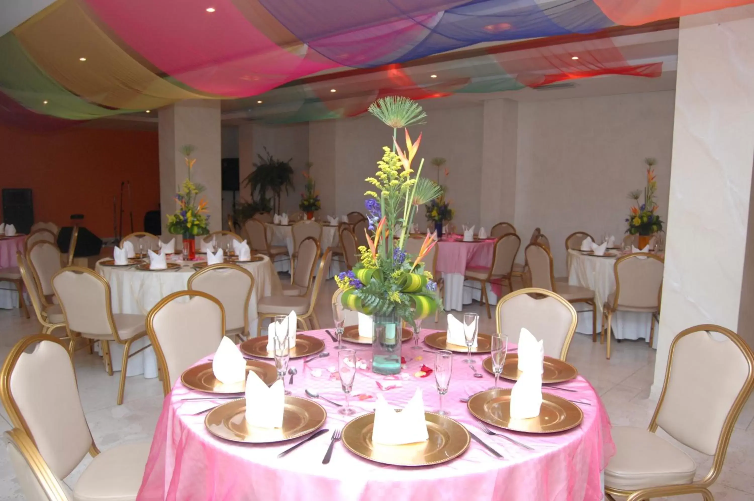 Banquet/Function facilities, Restaurant/Places to Eat in Hotel Intersuites