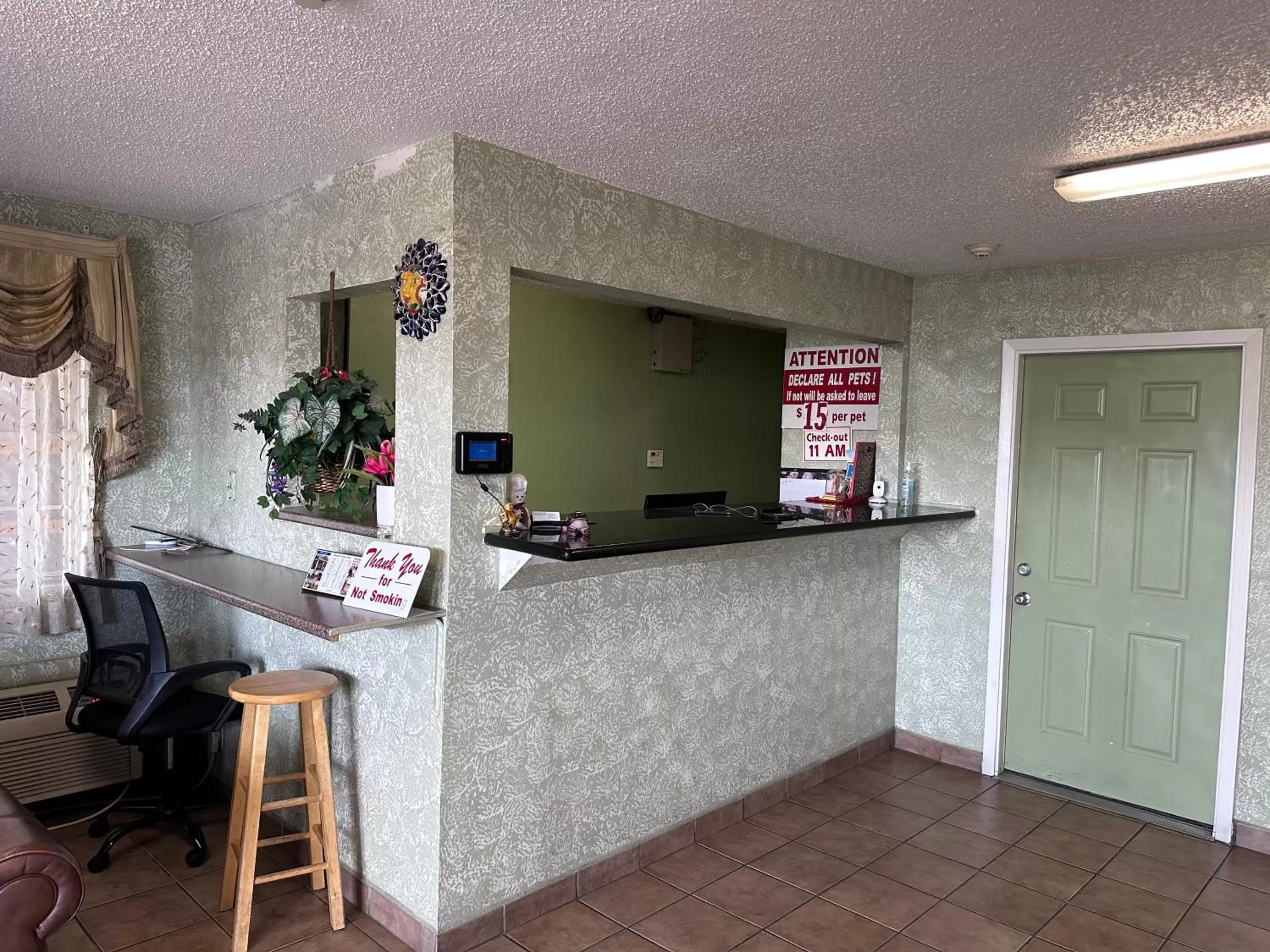 Lobby/Reception in Colonial Inn Hammond